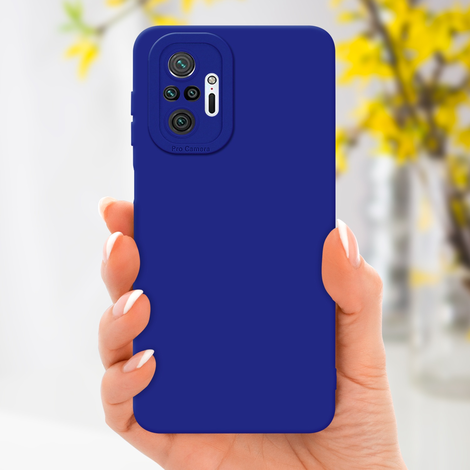 Una mano che tiene una custodia per telefono blu. Fiori gialli sullo sfondo.