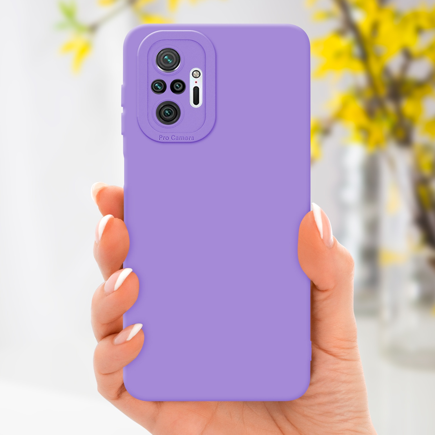 Una mano tiene una custodia viola per telefono con un rilievo per la fotocamera, con fiori gialli sullo sfondo.
