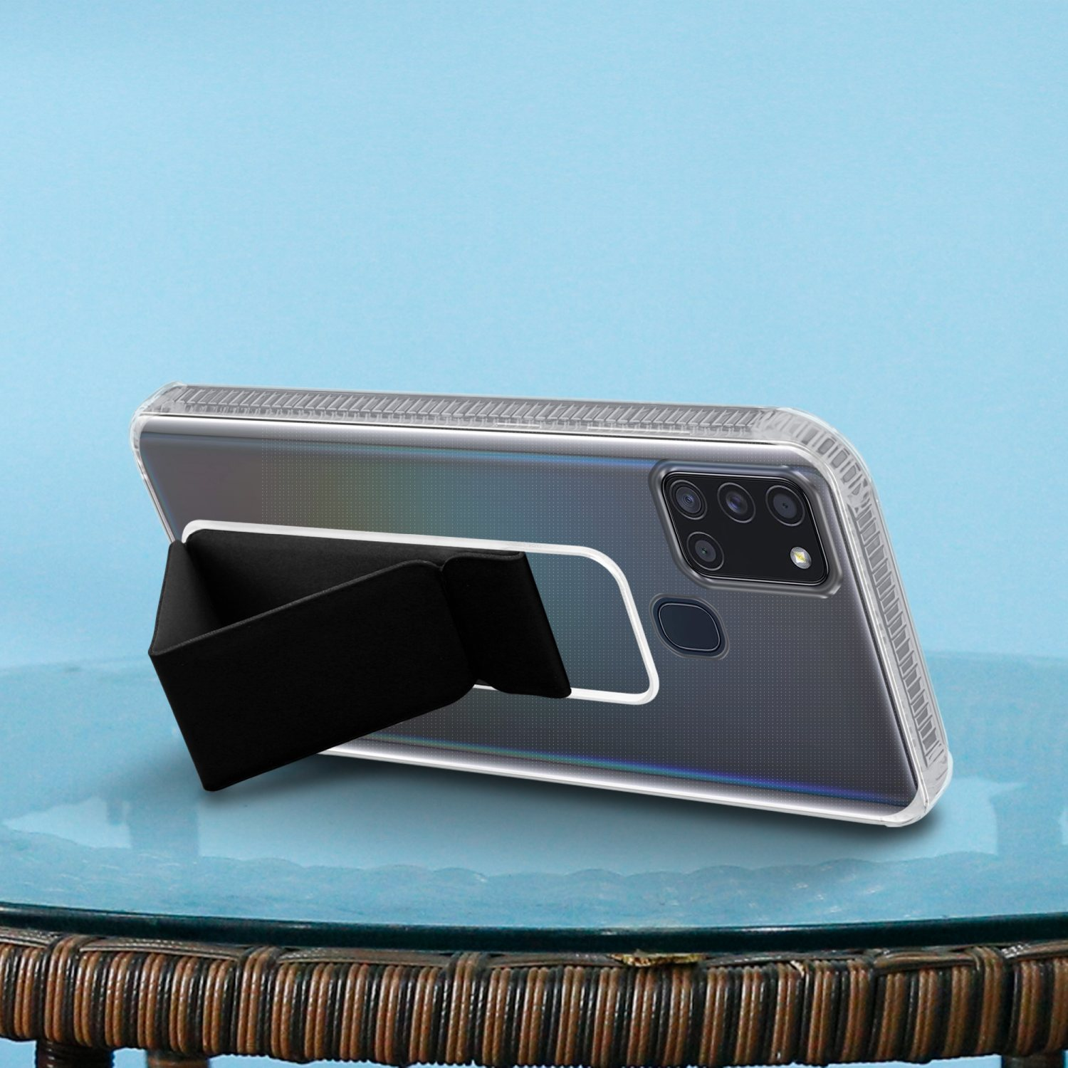 Ein Telefon in einer transparenten Hülle mit einem schwarzen Ständer. Das Telefon befindet sich auf blauem Hintergrund.