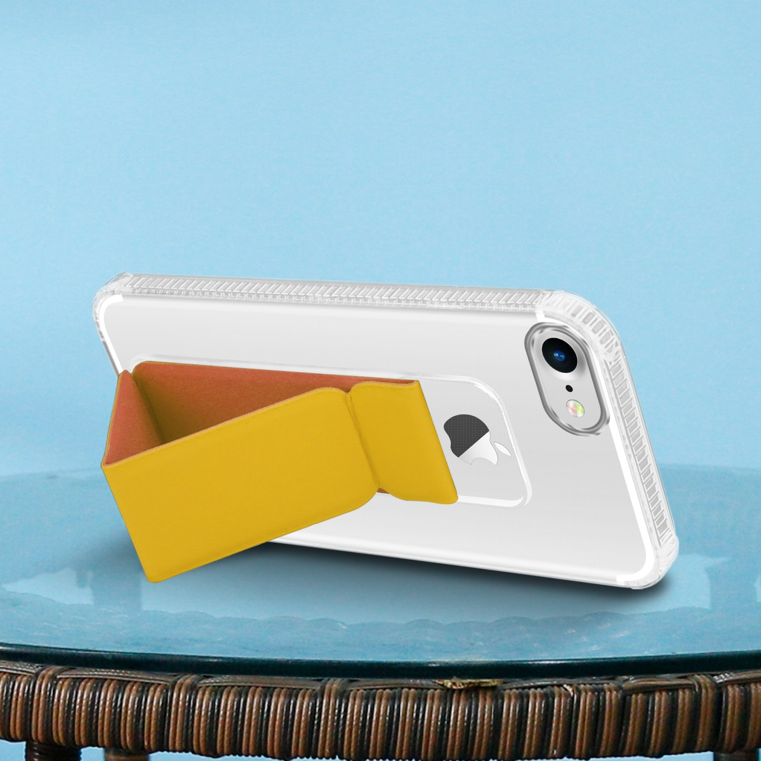Ein Telefon in einer durchsichtigen Hülle mit gelbem Ständer steht vor blauem Hintergrund.