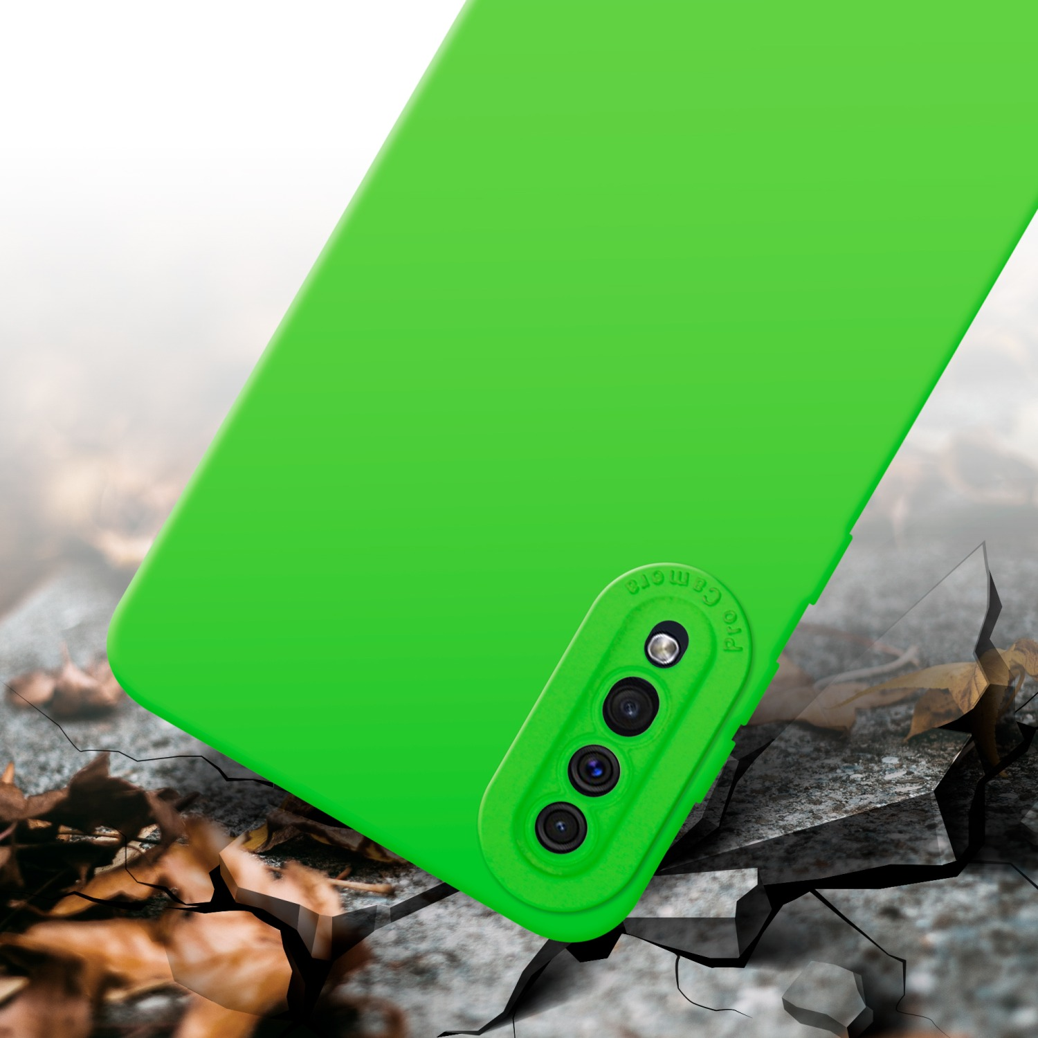 Grüne Handyhülle mit Telefon darin. Betonboden ist im Hintergrund.