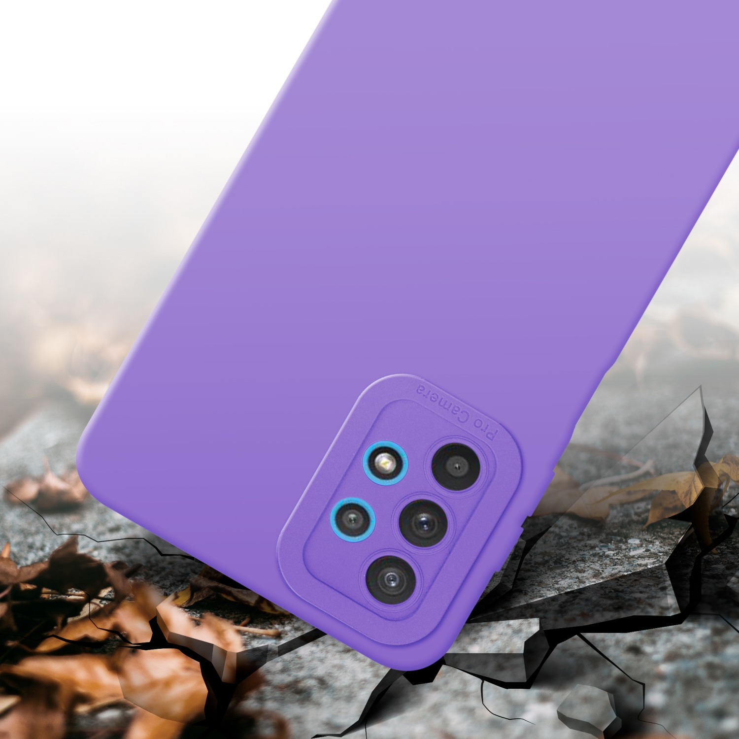 Une coque de téléphone violette sur une surface fissurée, présentant le module de caméra et le corps du téléphone.