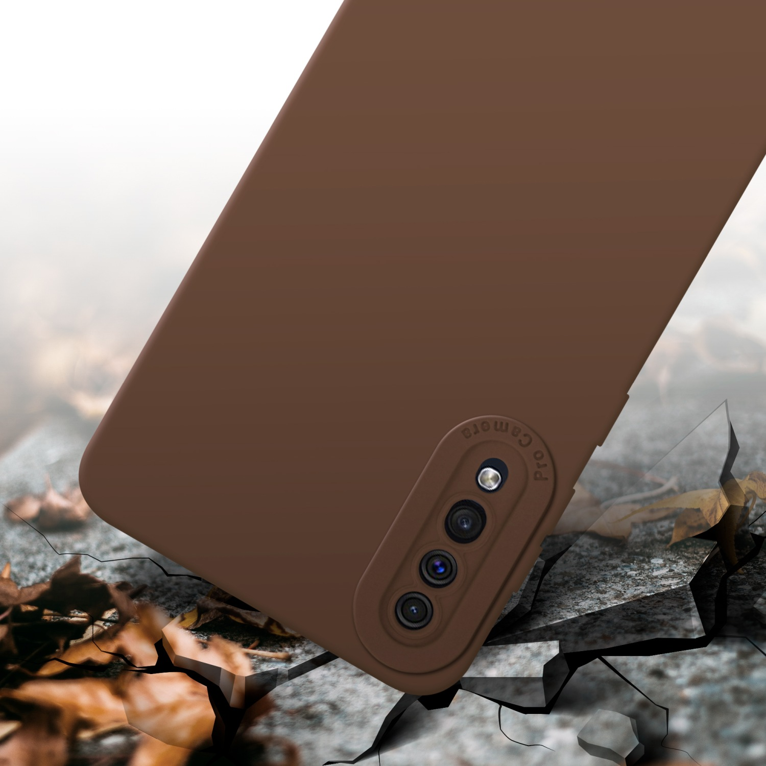 Una custodia marrone per telefono sta cadendo. Il terreno è crepato. Il telefono ha una fotocamera.