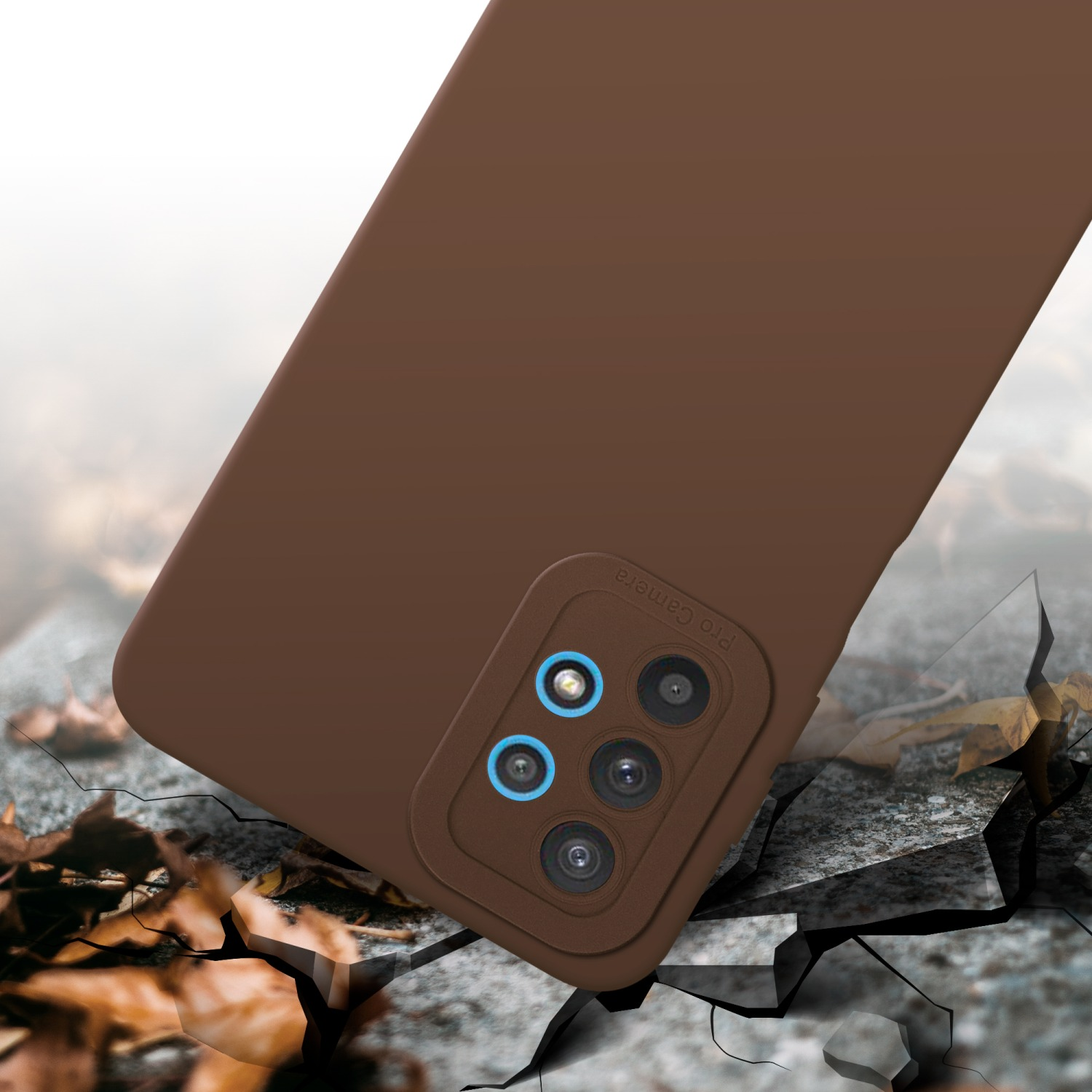 Coque de téléphone marron avec découpes caméra, sol fissuré en arrière-plan.