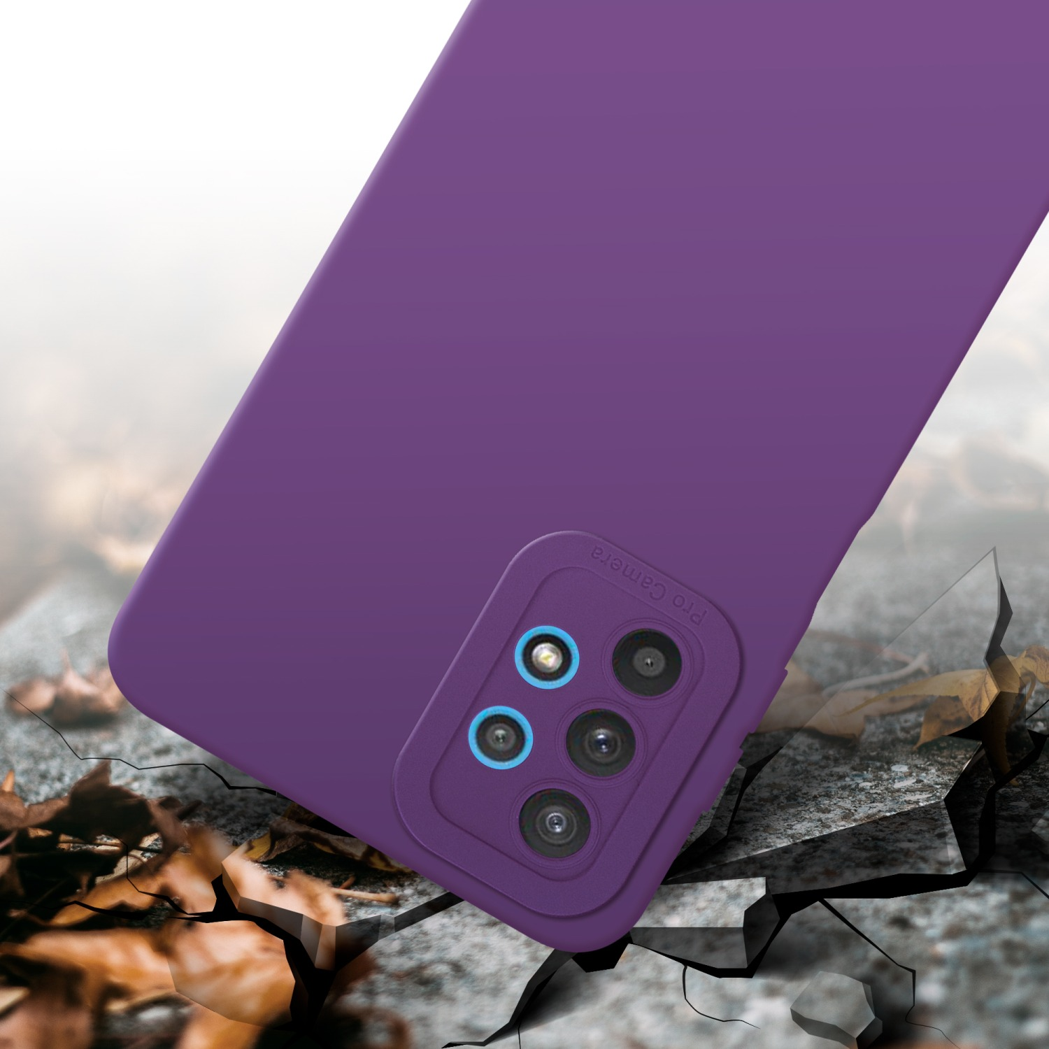 Una custodia per telefono viola con fotocamera è posizionata su una superficie rotta con foglie.