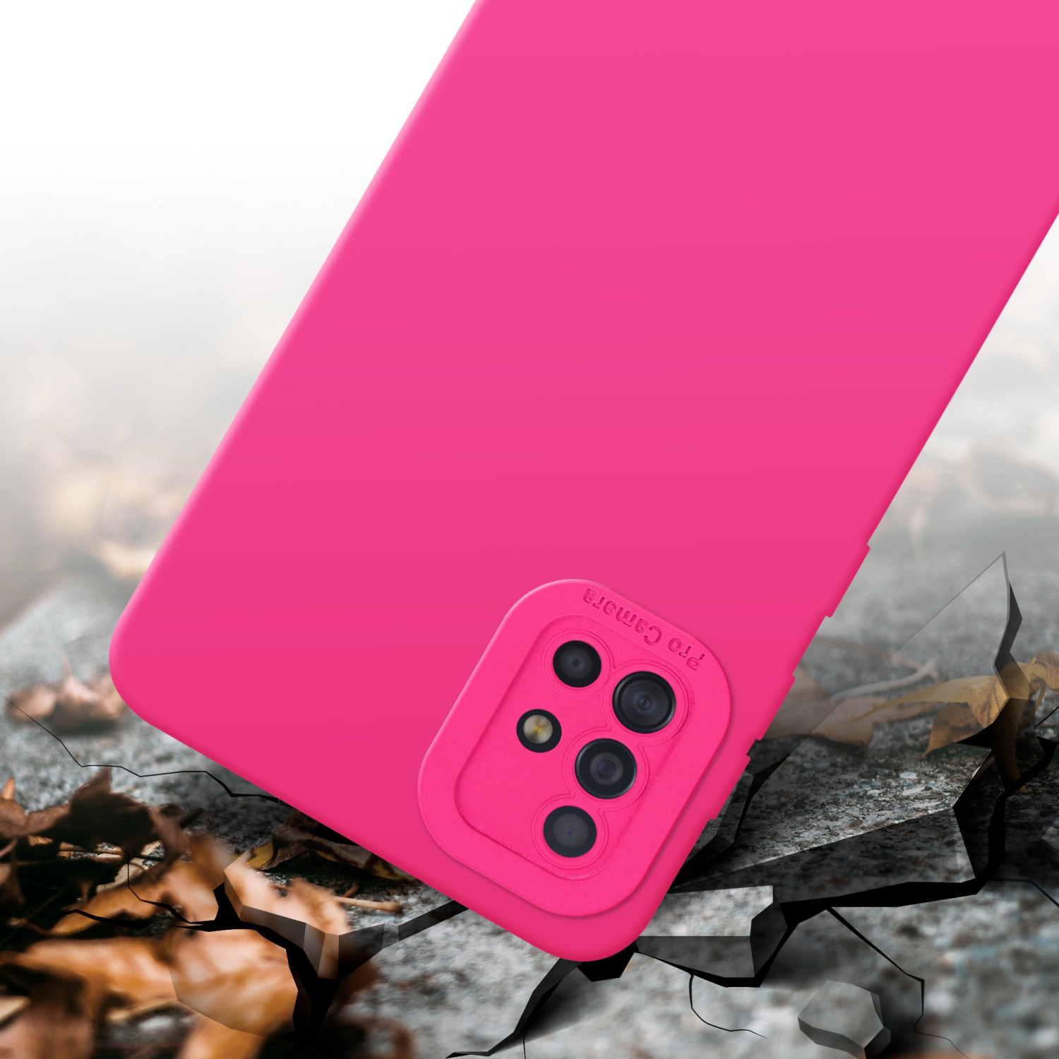 Custodia per telefono rosa con modulo fotocamera, angolata su terreno incrinato.