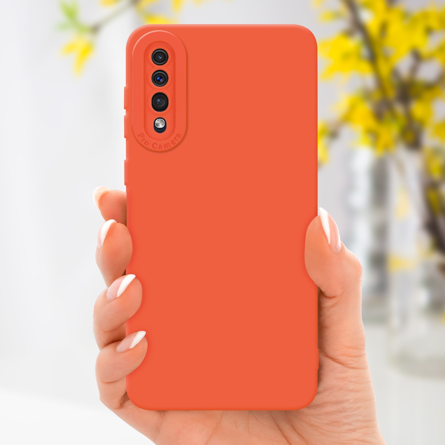 Die Hand einer Frau hält eine orangefarbene Handyhülle.