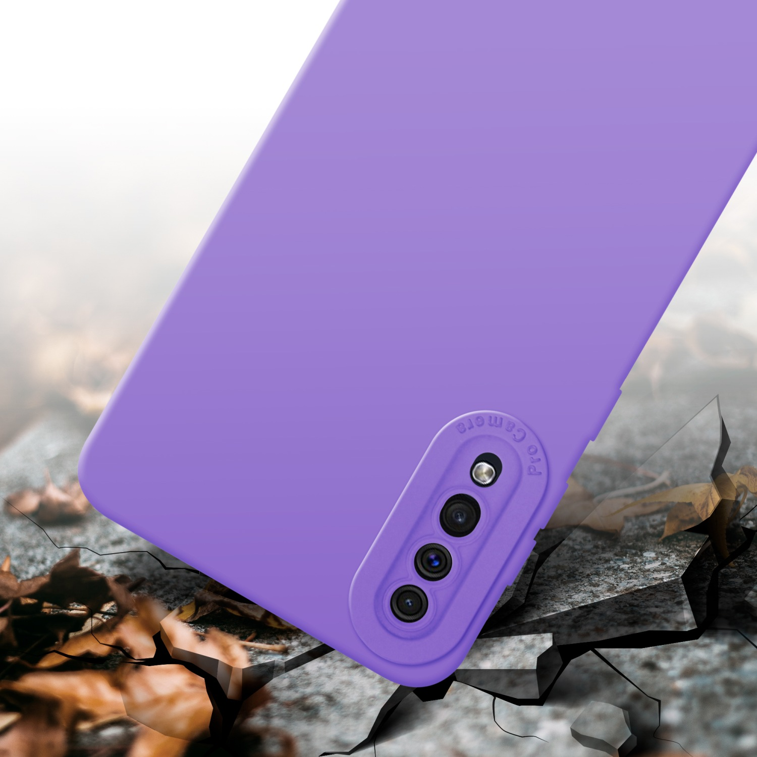 Custodia viola per telefono con fotocamera, su superficie crepata con foglie.