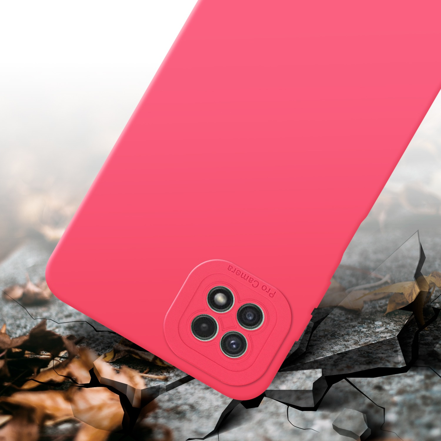 Custodia rossa con quattro fotocamere, su superficie crepata con foglie autunnali.