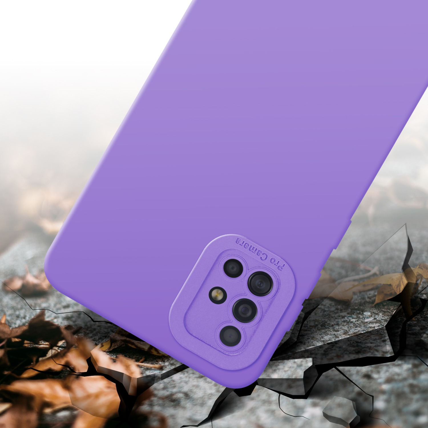 Coque de téléphone violette sur sol fissuré, avec lentilles de caméra. La coque est inclinée.