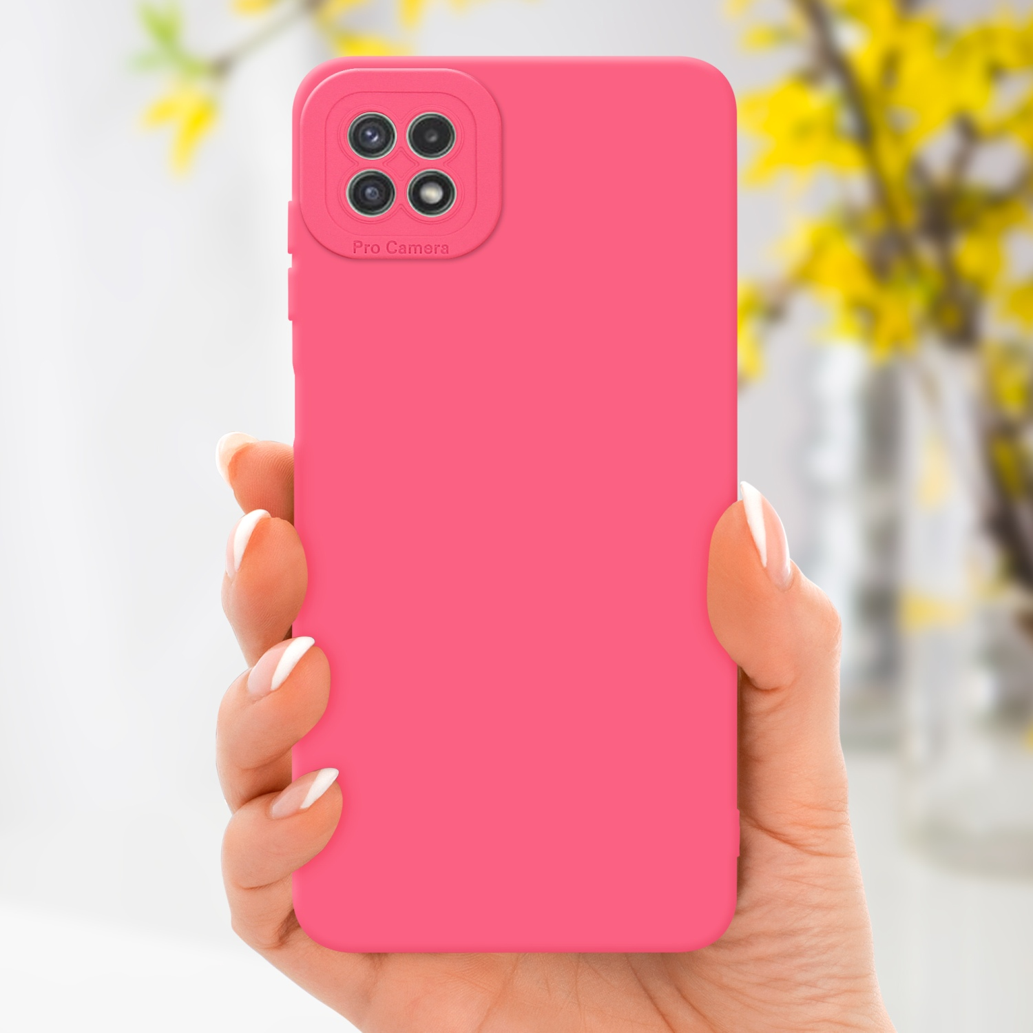 Custodia per telefono rosa. Configurazione pro fotocamera, tenuta in mano, con sfondo chiaro.