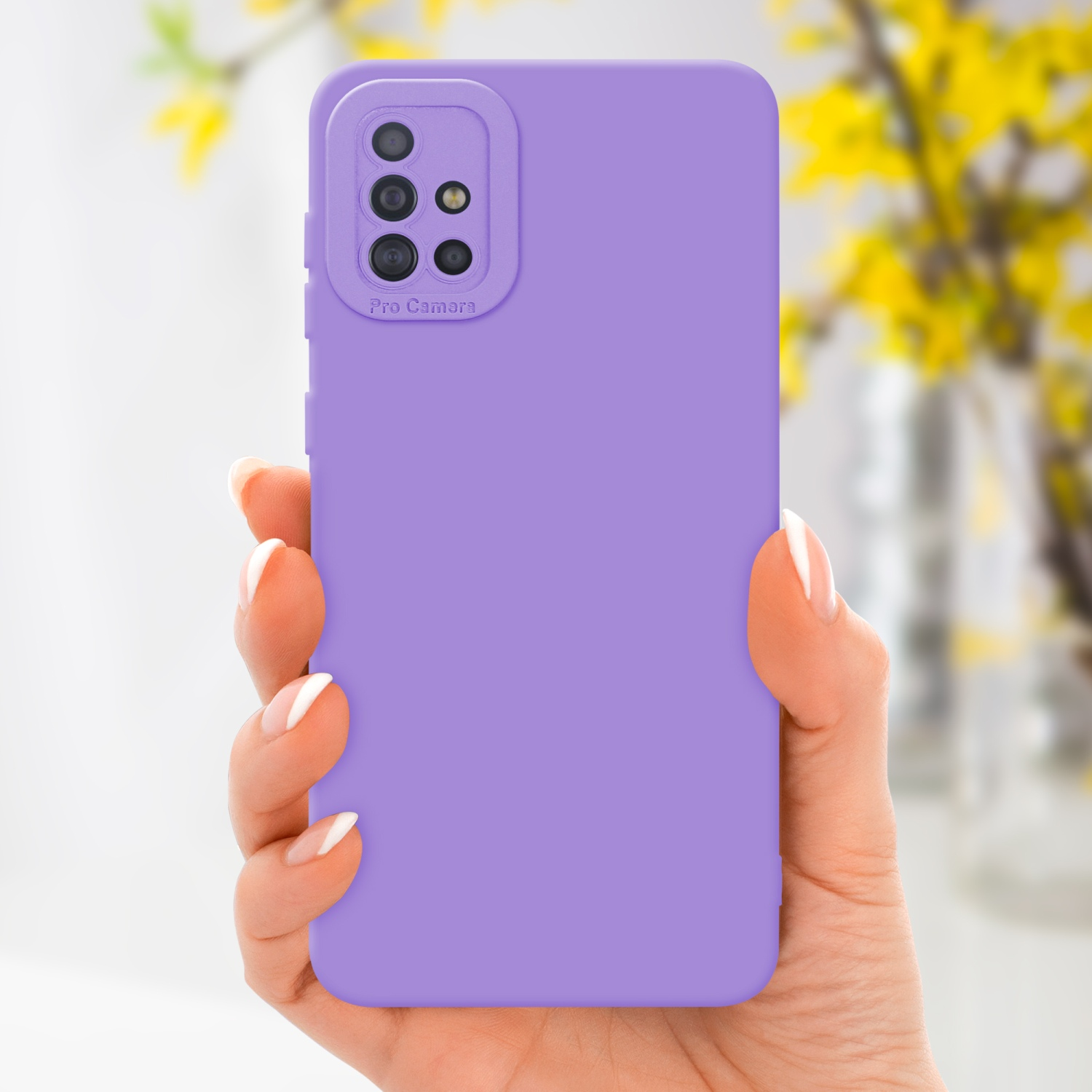 Une main tient une coque de téléphone violette. Des fleurs jaunes floues en arrière-plan.