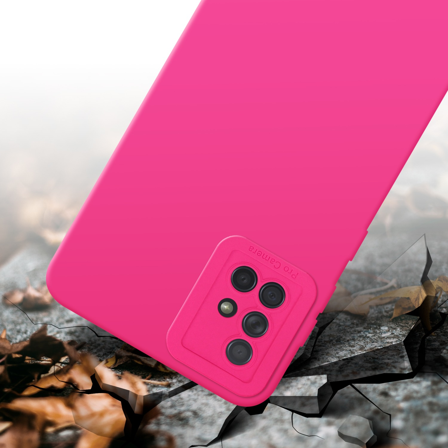 Una custodia per telefono rosa su una superficie incrinata, che mostra il modulo della fotocamera e il corpo del telefono.