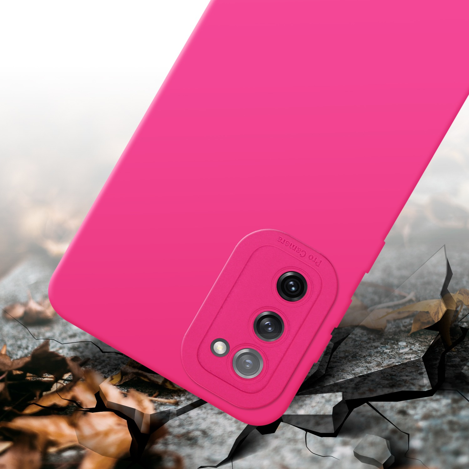Una custodia rosa su una superficie di pietra con sfondo sfocato.