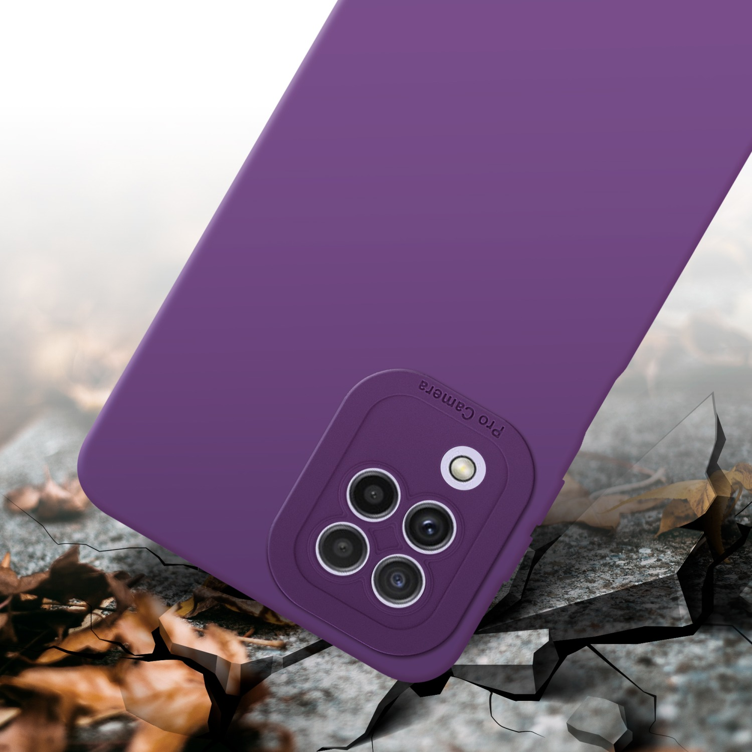Coque de téléphone violette avec quatre caméras, sur surface fissurée avec feuilles d'automne.