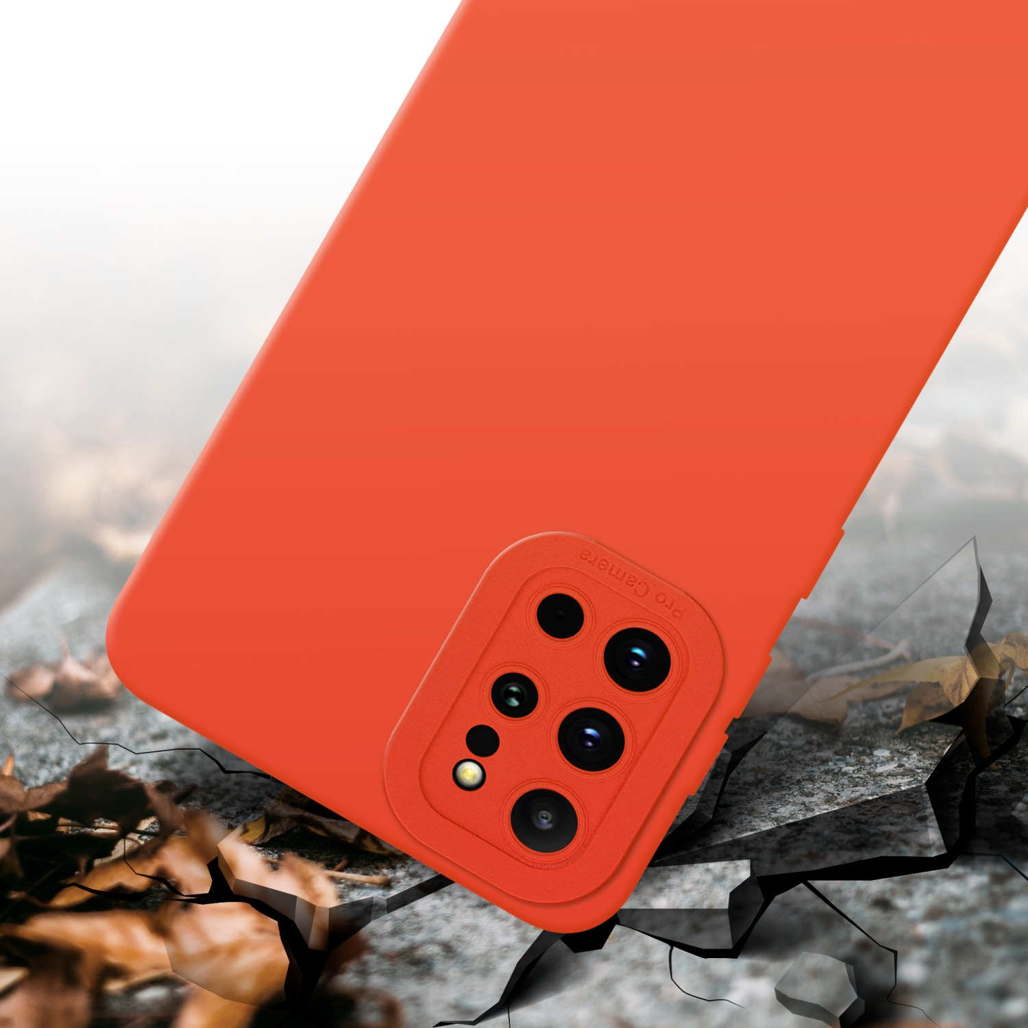 Eine orangefarbene Handyhülle mit Kamera. Die Handyhülle liegt auf einer zerbrochenen Oberfläche.