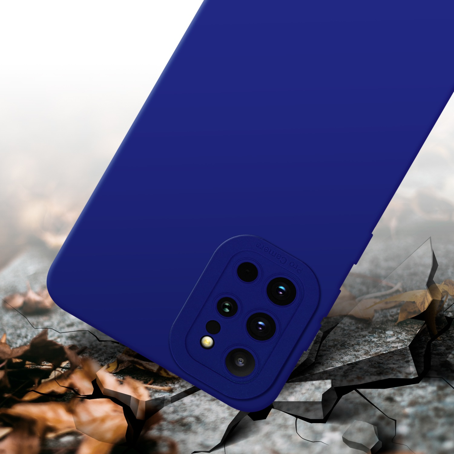 Custodia blu per telefono con terreno crepato, foglie, telefono a terra con fotocamera.