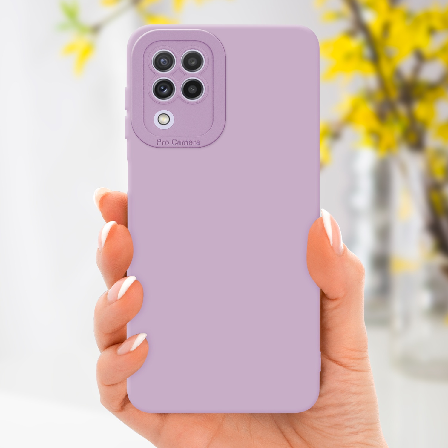 Une main tenant une coque de téléphone lavande. Fleurs jaunes en arrière-plan flou.