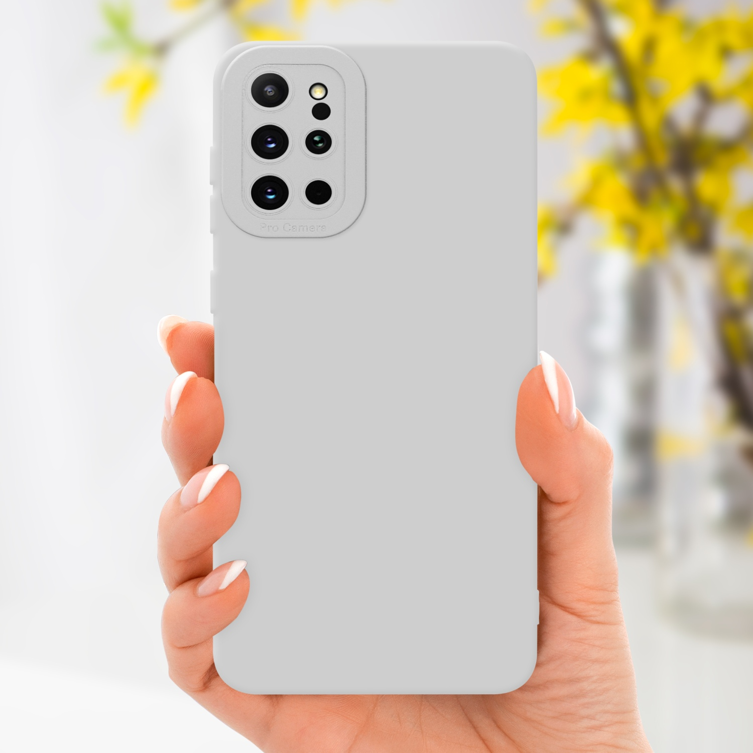 Una mano femminile che tiene una custodia grigio chiaro con un'etichetta Pro Camera.
