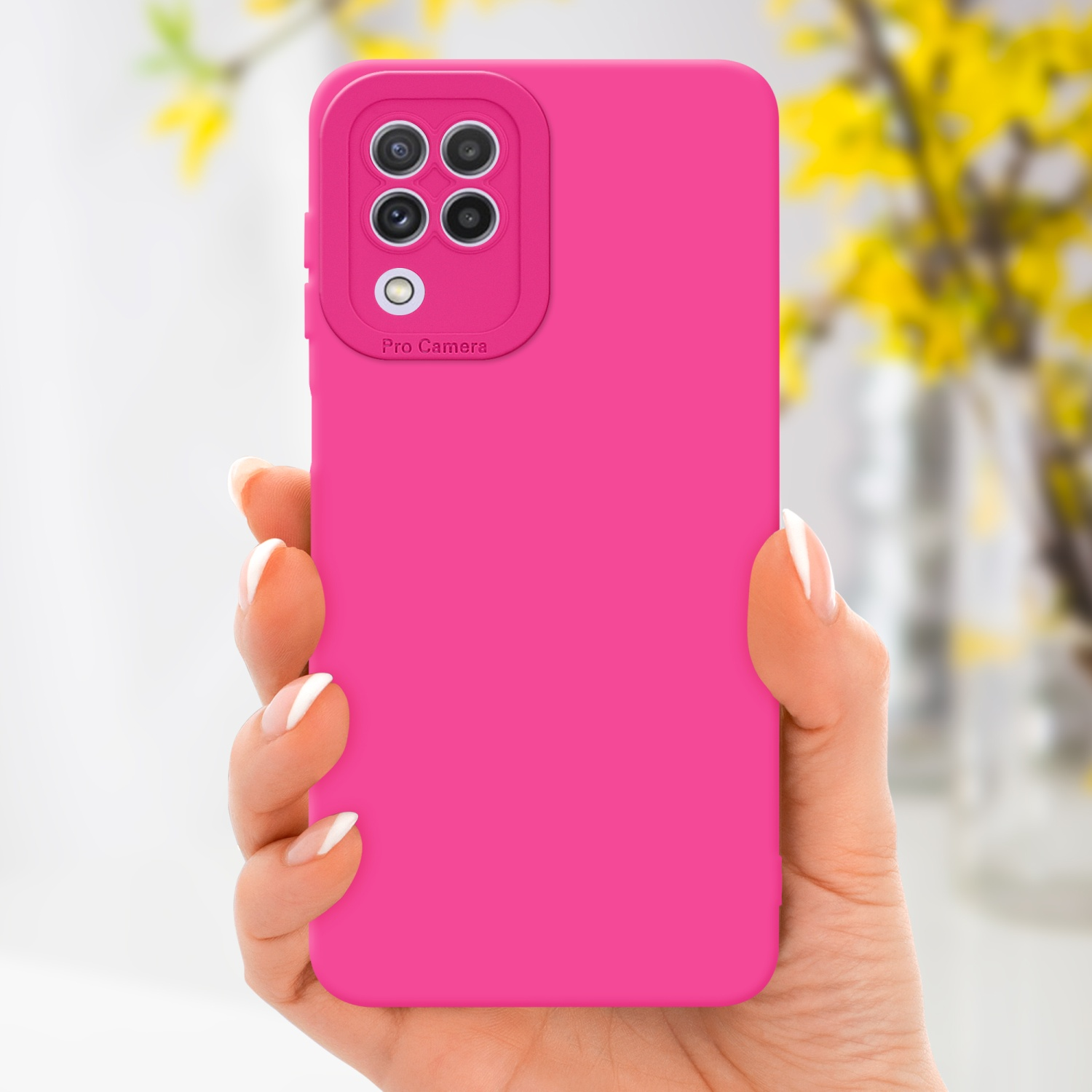 Una mano che tiene una custodia per telefono rosa, la parte posteriore del telefono è visibile.