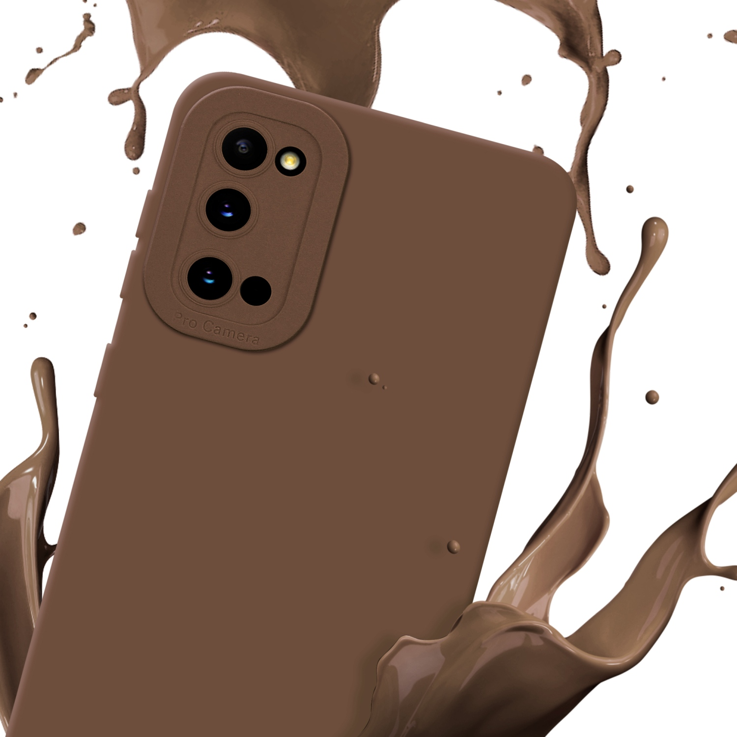Custodia marrone per telefono con schizzi di liquido marrone. Focus sul ritaglio della fotocamera.