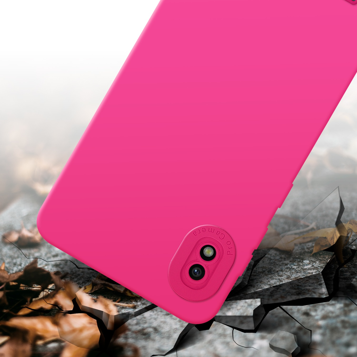 Custodia rosa su superficie crepata con foglie. La custodia ha una fotocamera pro.