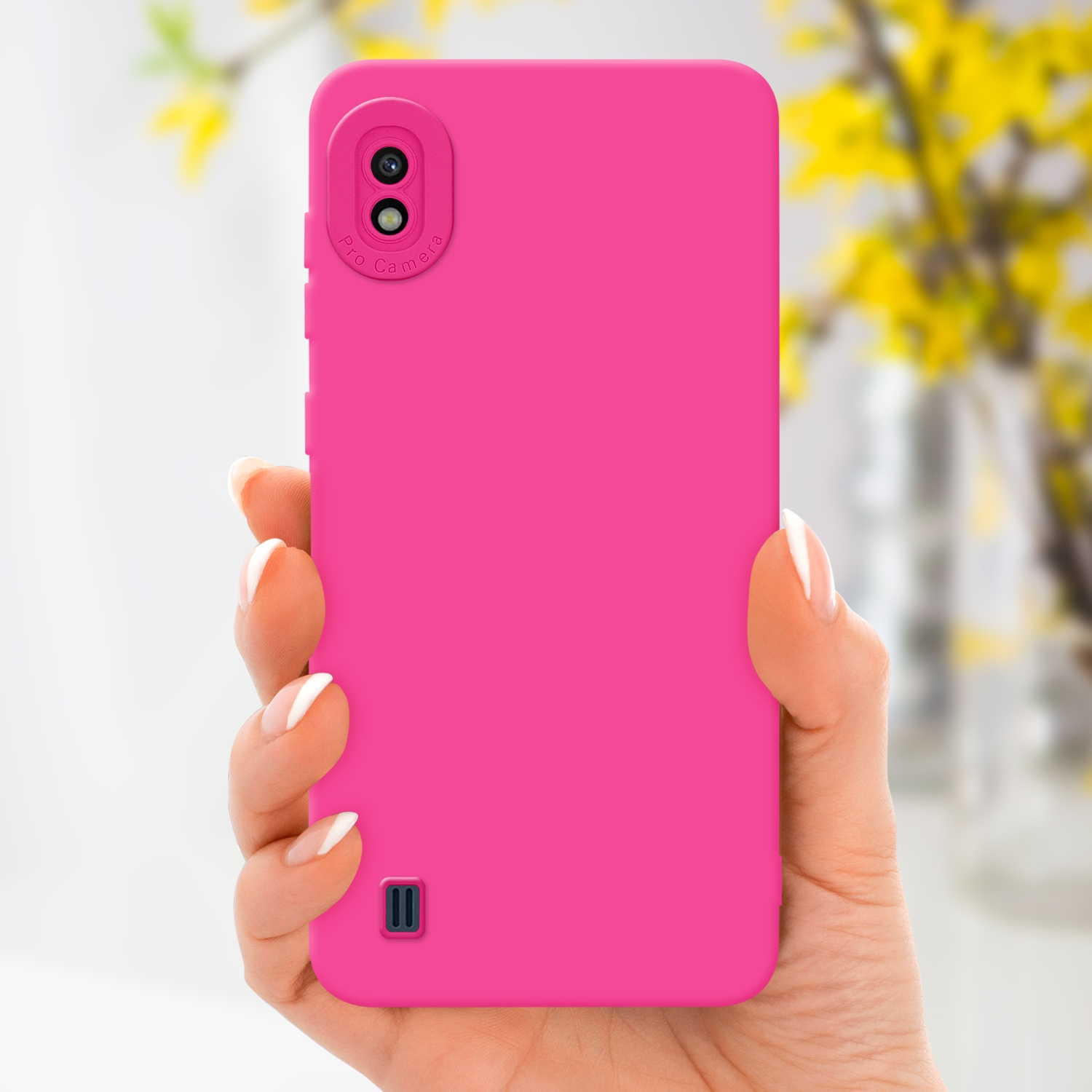 Una mano tiene una custodia rosa. La custodia ha due fotocamere e la scritta Pro Camera.