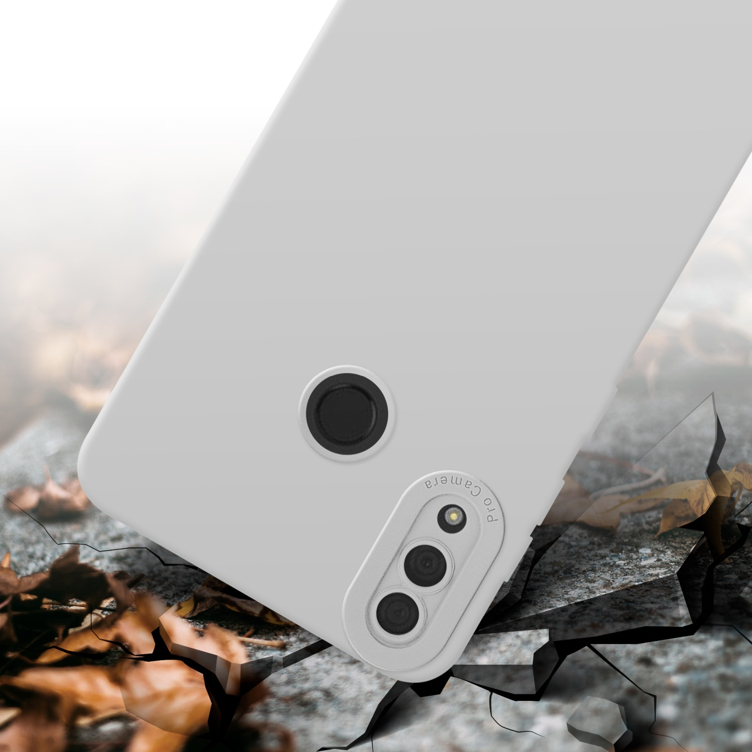 Coque de téléphone blanche avec un téléphone. La coque est sur une surface fissurée. Fond gris.