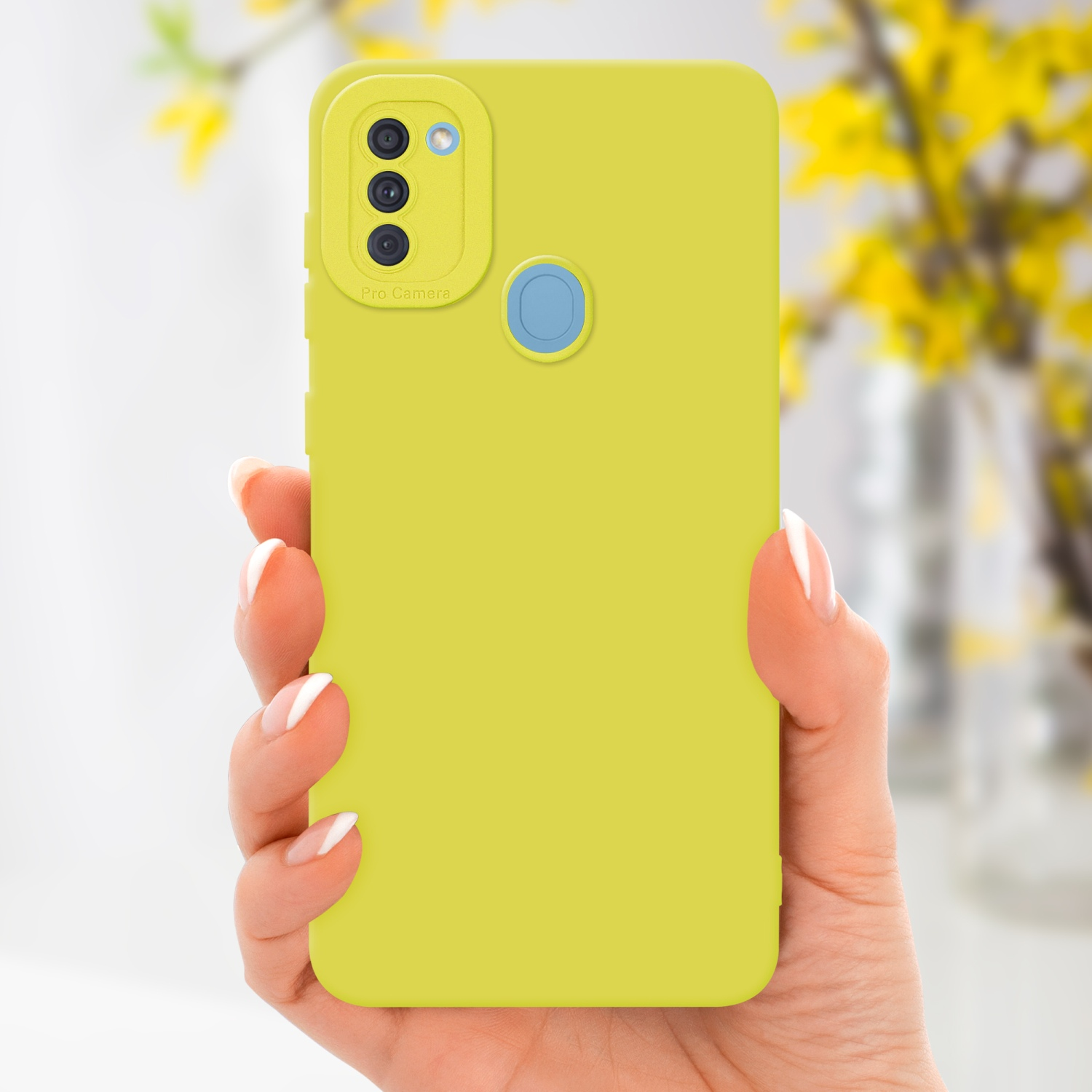 La mano di una donna tiene una custodia per telefono gialla.