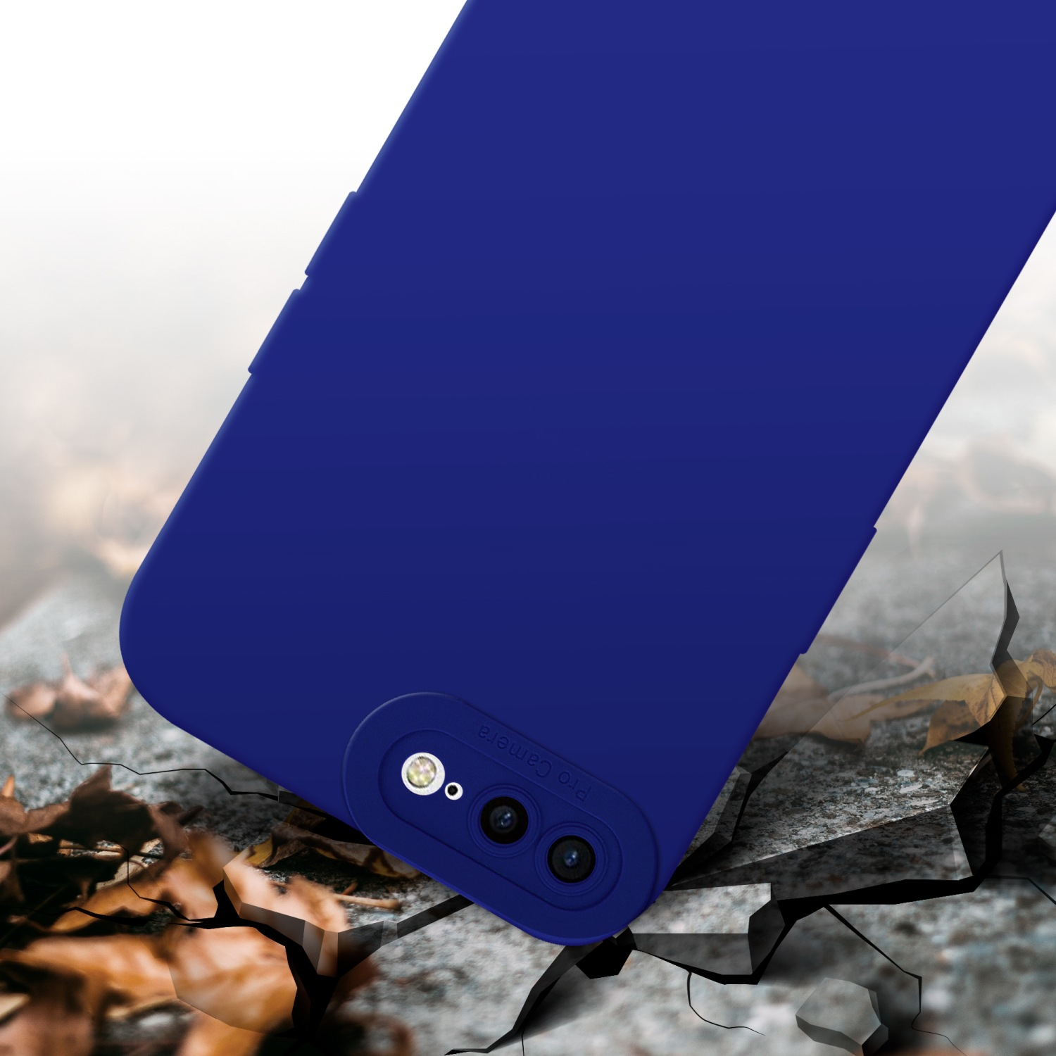 Custodia blu per telefono con terreno crepato, foglie, telefono a terra con fotocamera.
