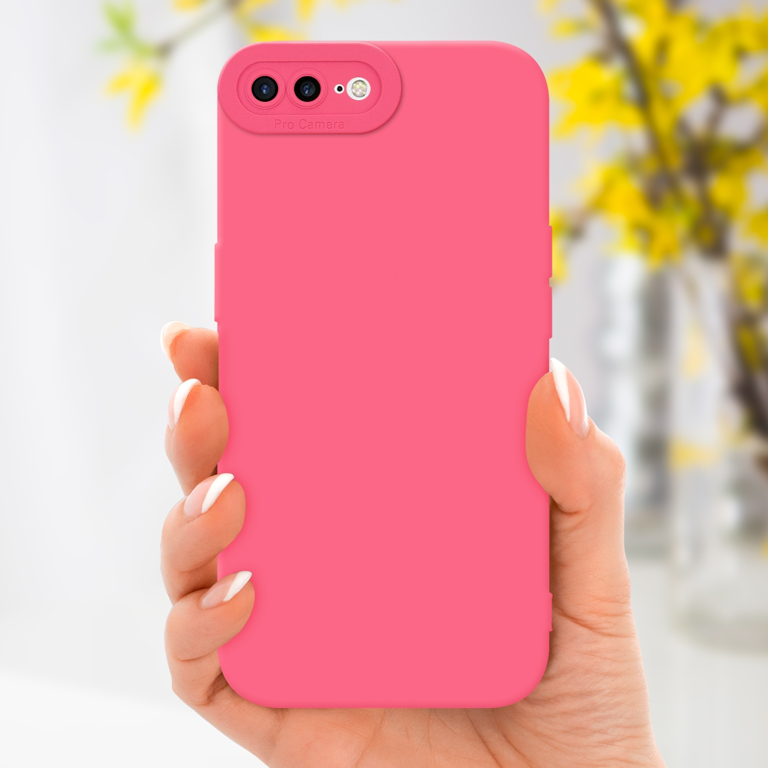 Mano che tiene una custodia rosa e uno sfondo sfocato con fiori gialli.