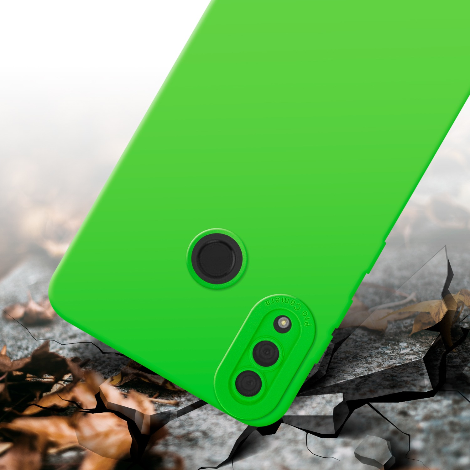 Une coque de téléphone verte sur une surface rocheuse avec des fissures. Une bosse de caméra pro est visible.