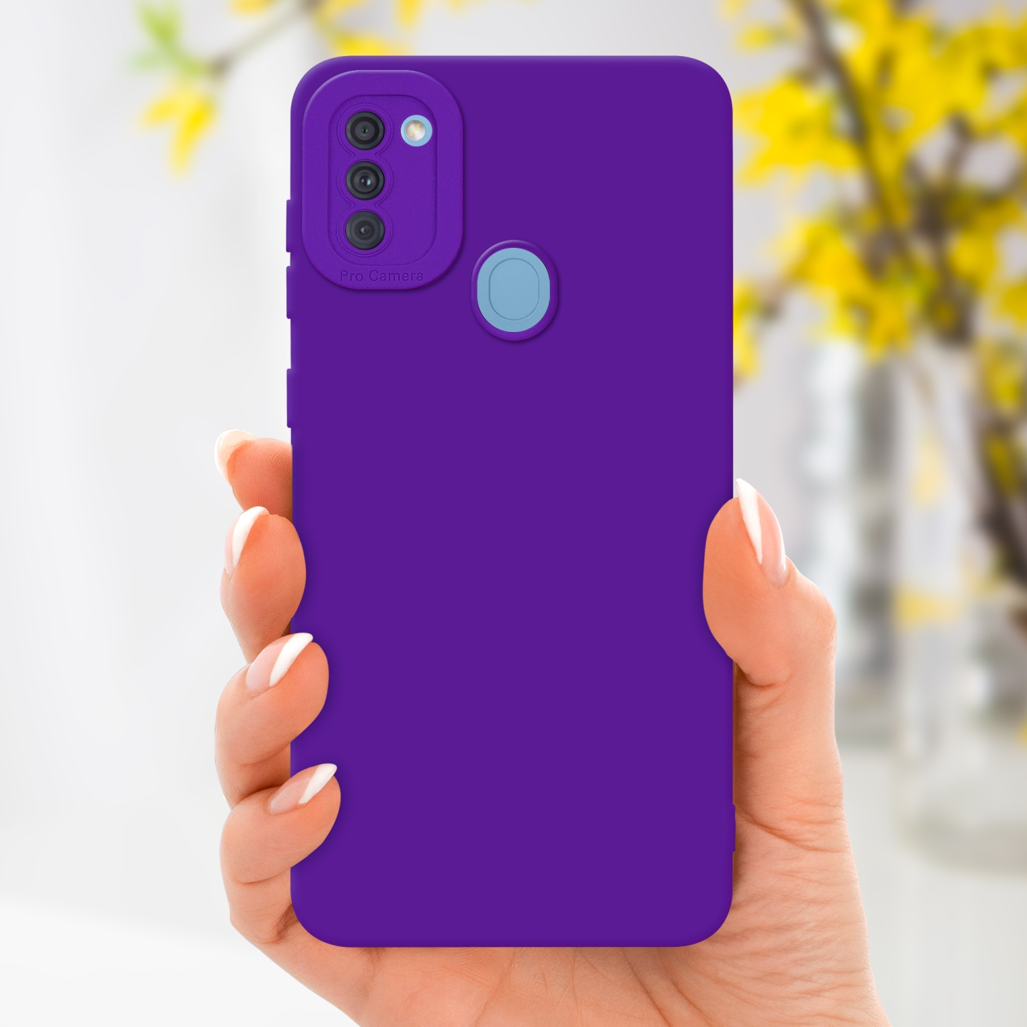 Una custodia per telefono viola in mano. Uno sfondo sfocato con fiori gialli.