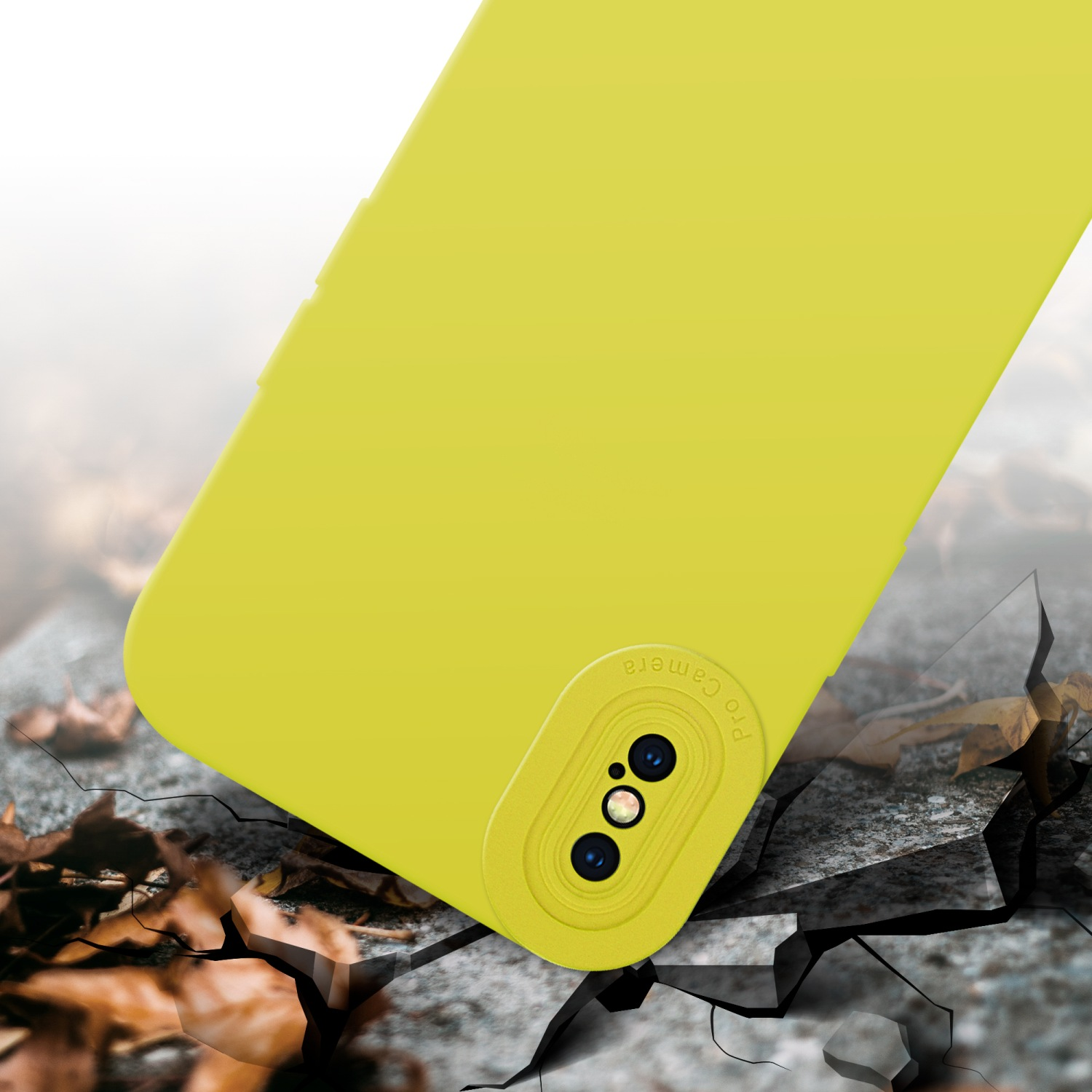 Custodia per telefono gialla con design della fotocamera contro cemento crepato. Lo sfondo mostra cemento crepato e foglie.