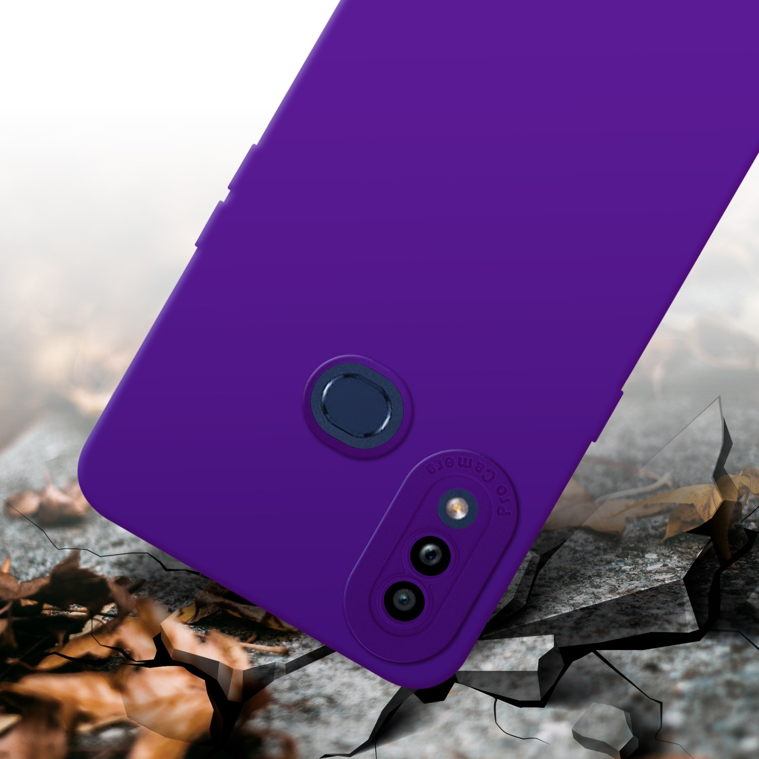 Custodia per telefono viola su superficie incrinata. Dettagli della fotocamera visibili. Foglie marroni sullo sfondo.
