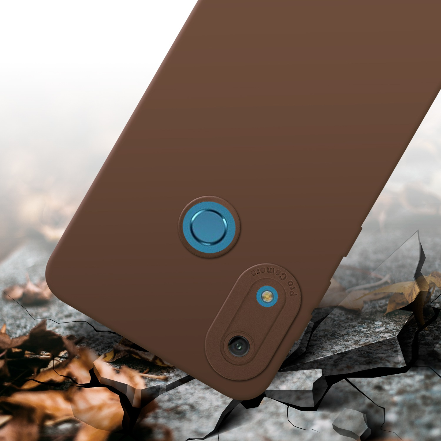 Une coque de téléphone marron repose sur une surface fissurée. L'arrière-plan est flou.