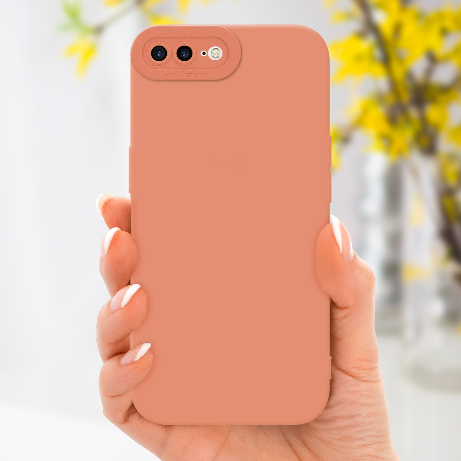 Una mano che tiene una custodia per telefono color pesca, il retro del telefono è visibile.