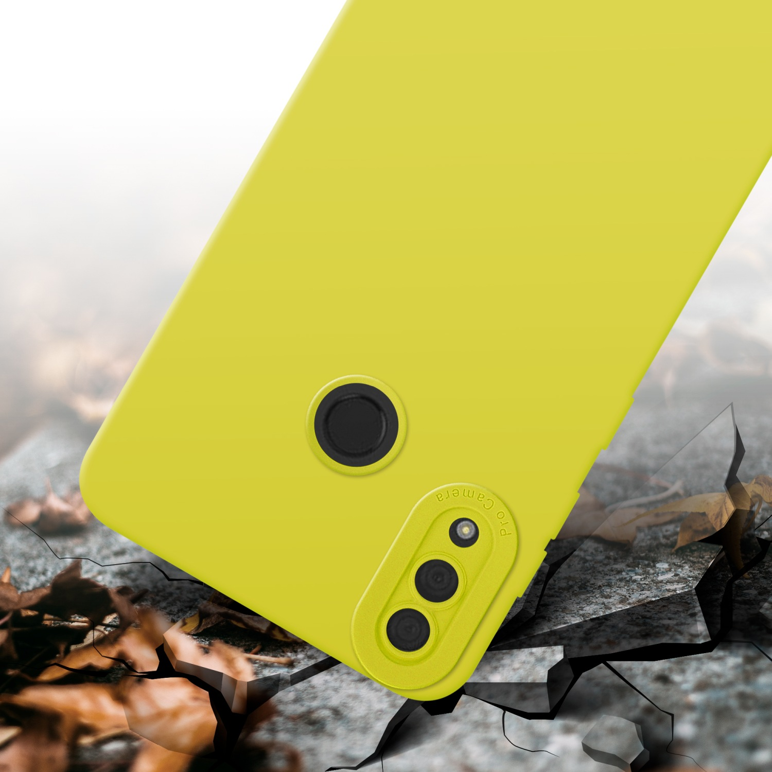 Coque de téléphone jaune avec découpes caméra. La coque est sur une surface fissurée.