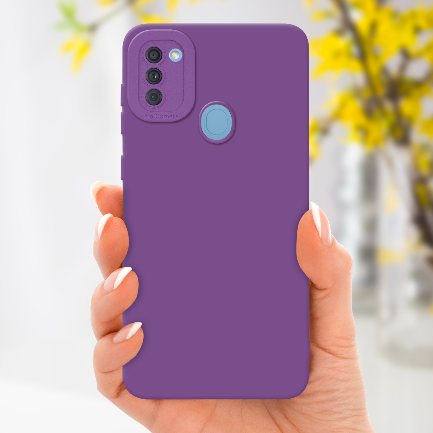Mano che tiene una custodia viola. Fiori gialli sullo sfondo.