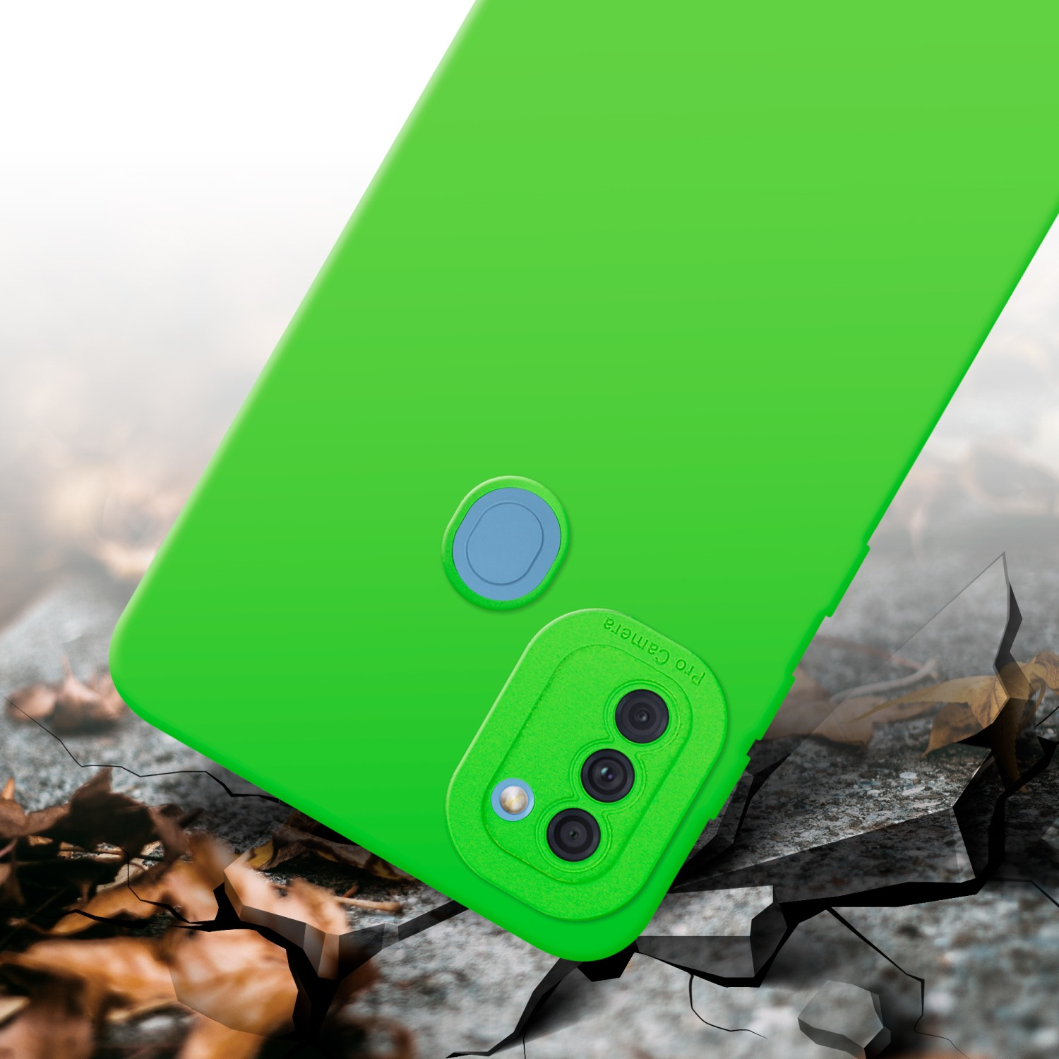 Una custodia per telefono verde, appoggiata su un terreno crepato. La custodia ha fotocamere ed è verde.