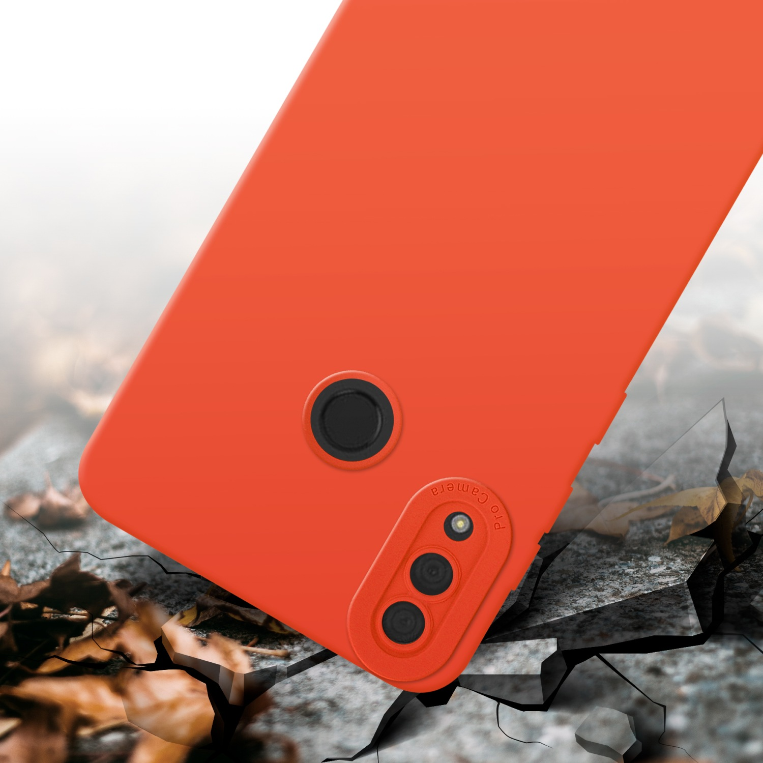 Coque de téléphone orange avec détails de caméra sur sol fissuré. Détails de l'objectif.