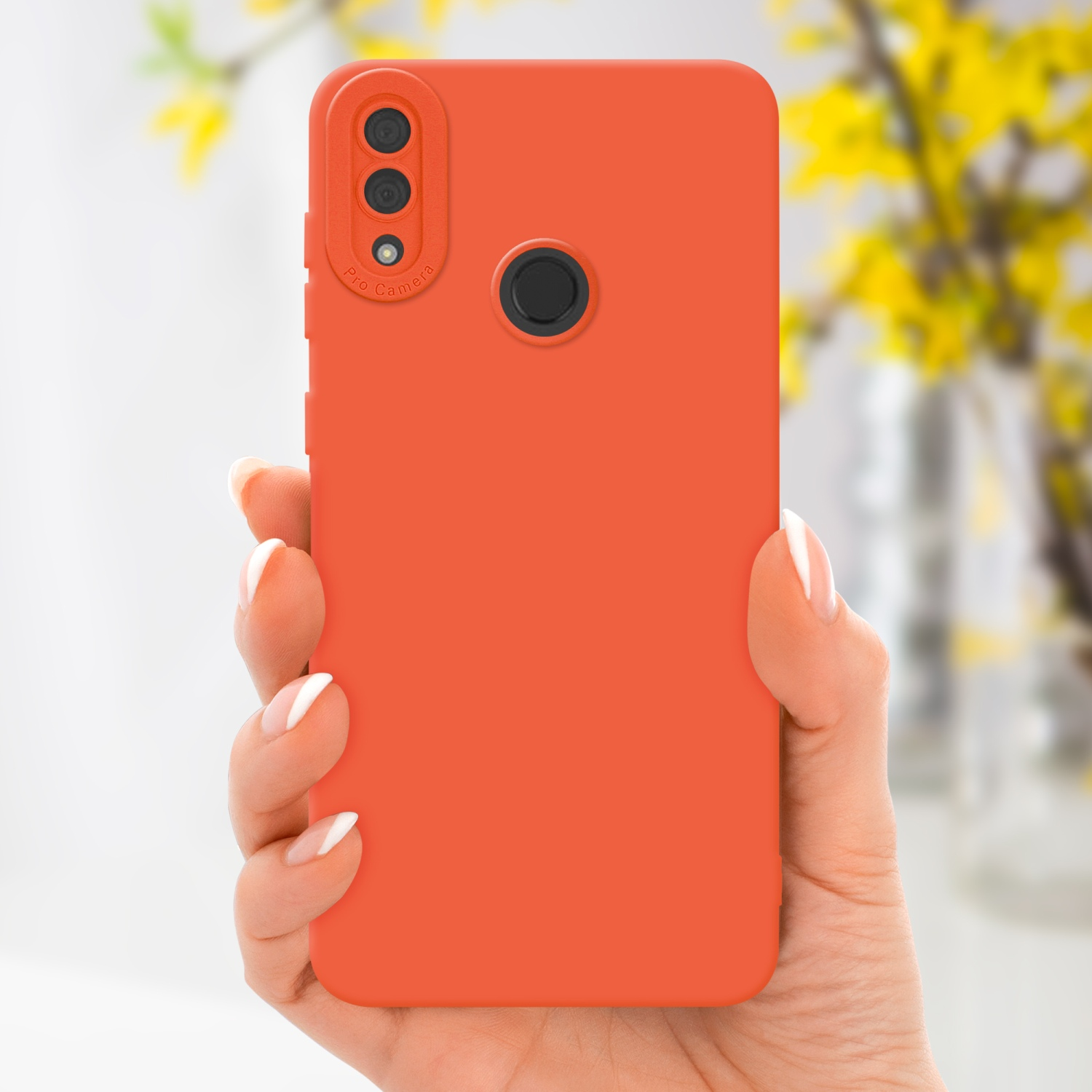 Une main tenant une coque de téléphone orange avec des fleurs jaunes en arrière-plan.