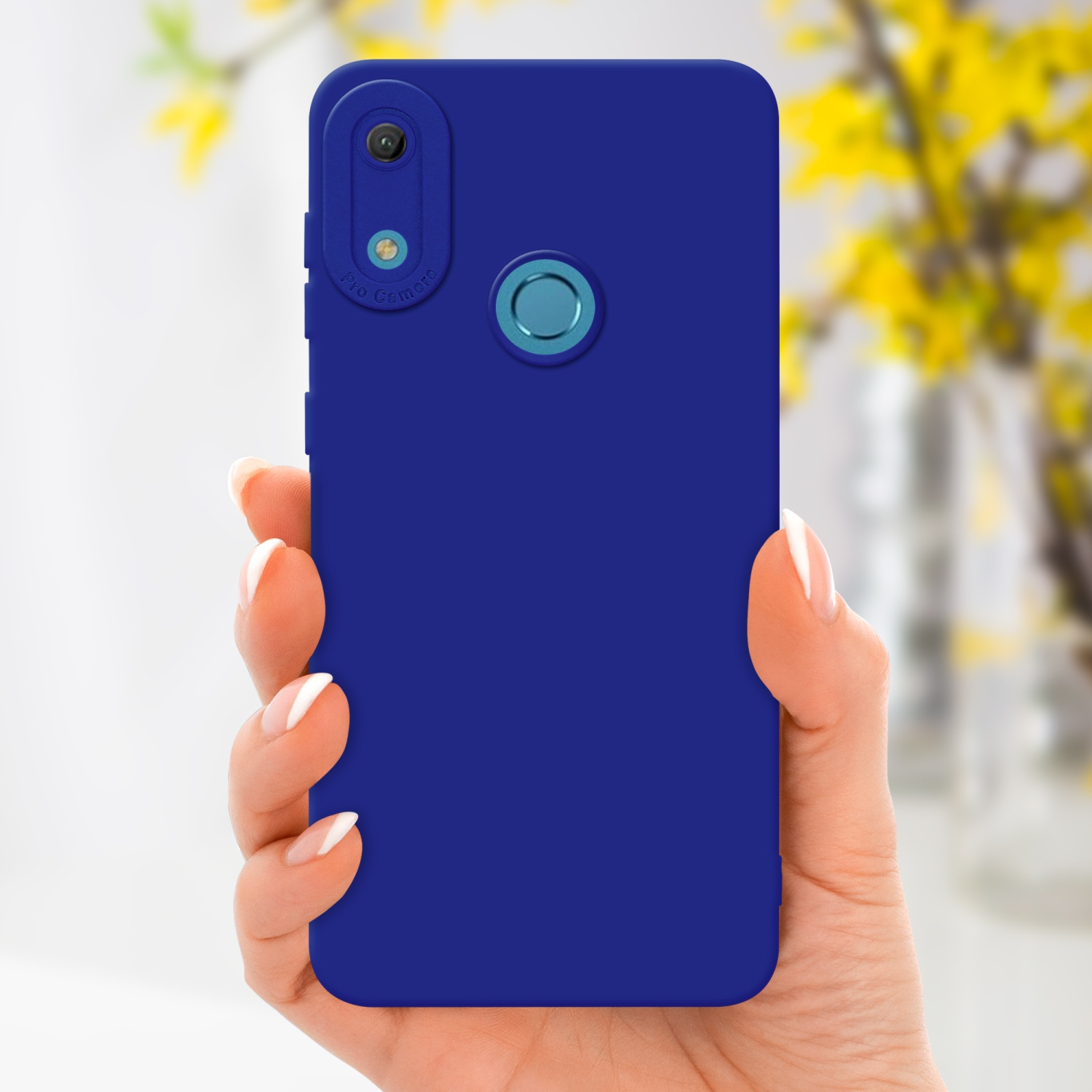 Main tenant une coque de téléphone bleue avec un fond floral jaune. La coque a un appareil photo.