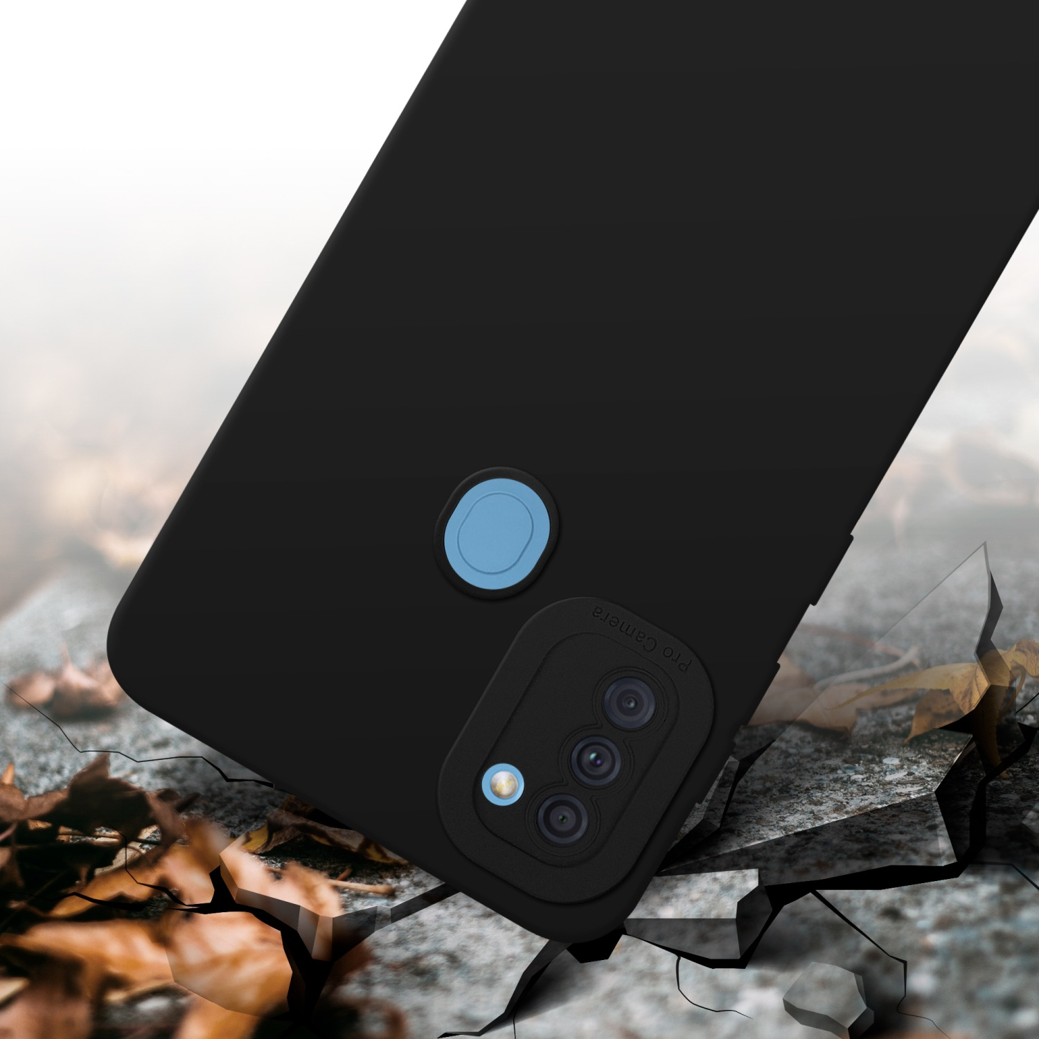Una custodia per telefono nera poggia su una superficie incrinata. La fotocamera ha tre lenti.