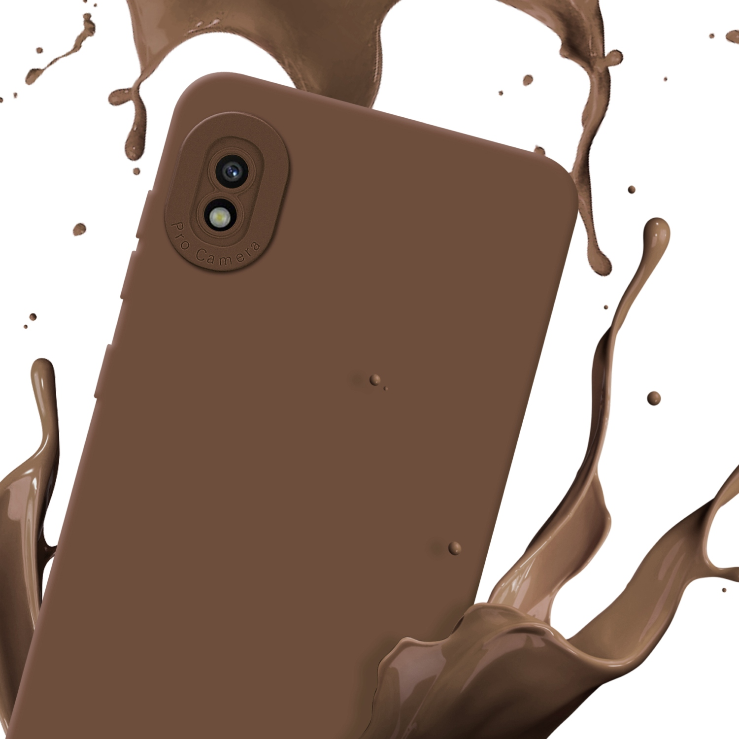 Custodia marrone con fotocamera, con schizzi di cioccolato. Sfondo bianco.