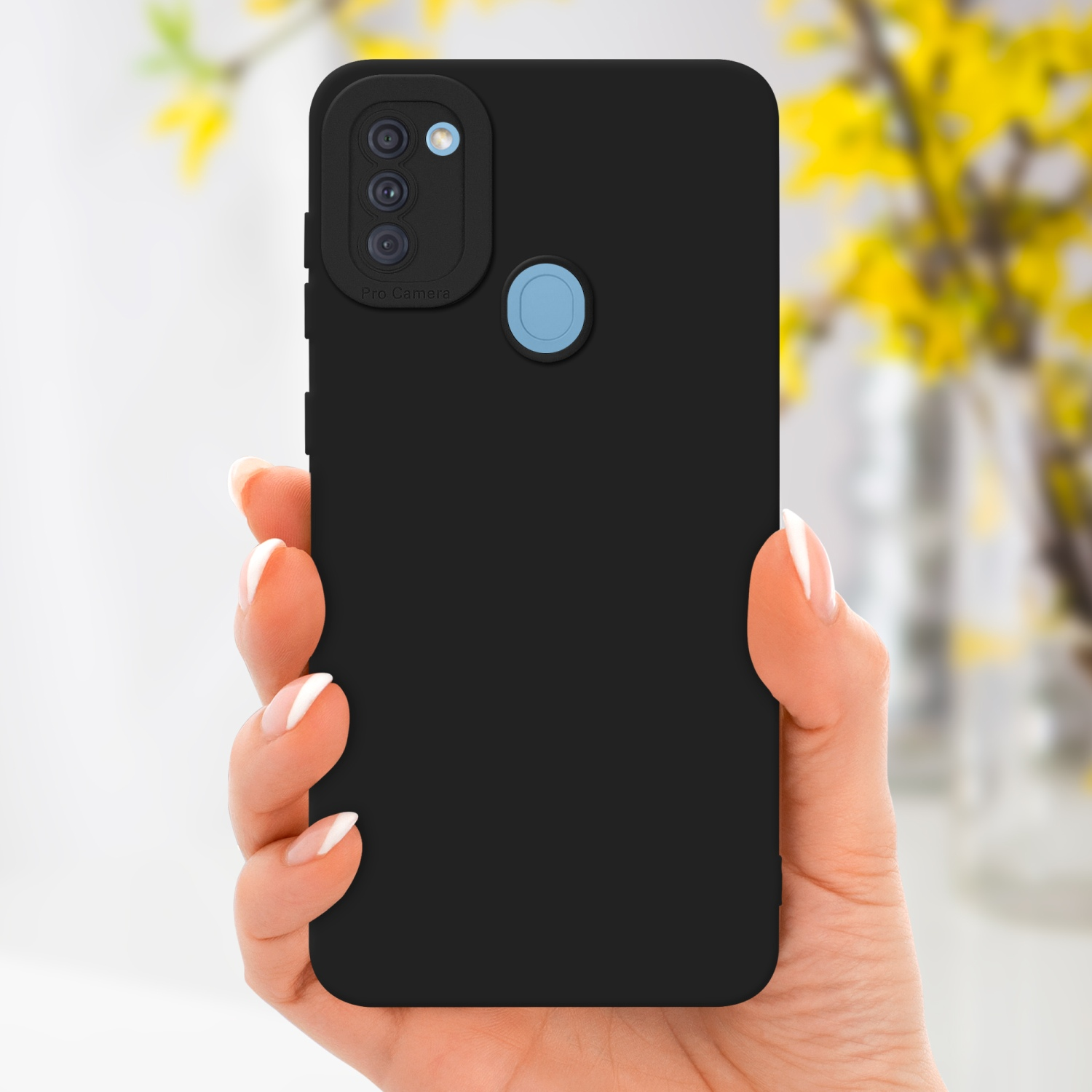 Custodia per telefono nera tenuta in mano. Fiori gialli sullo sfondo sfocato. Dettaglio blu della fotocamera.