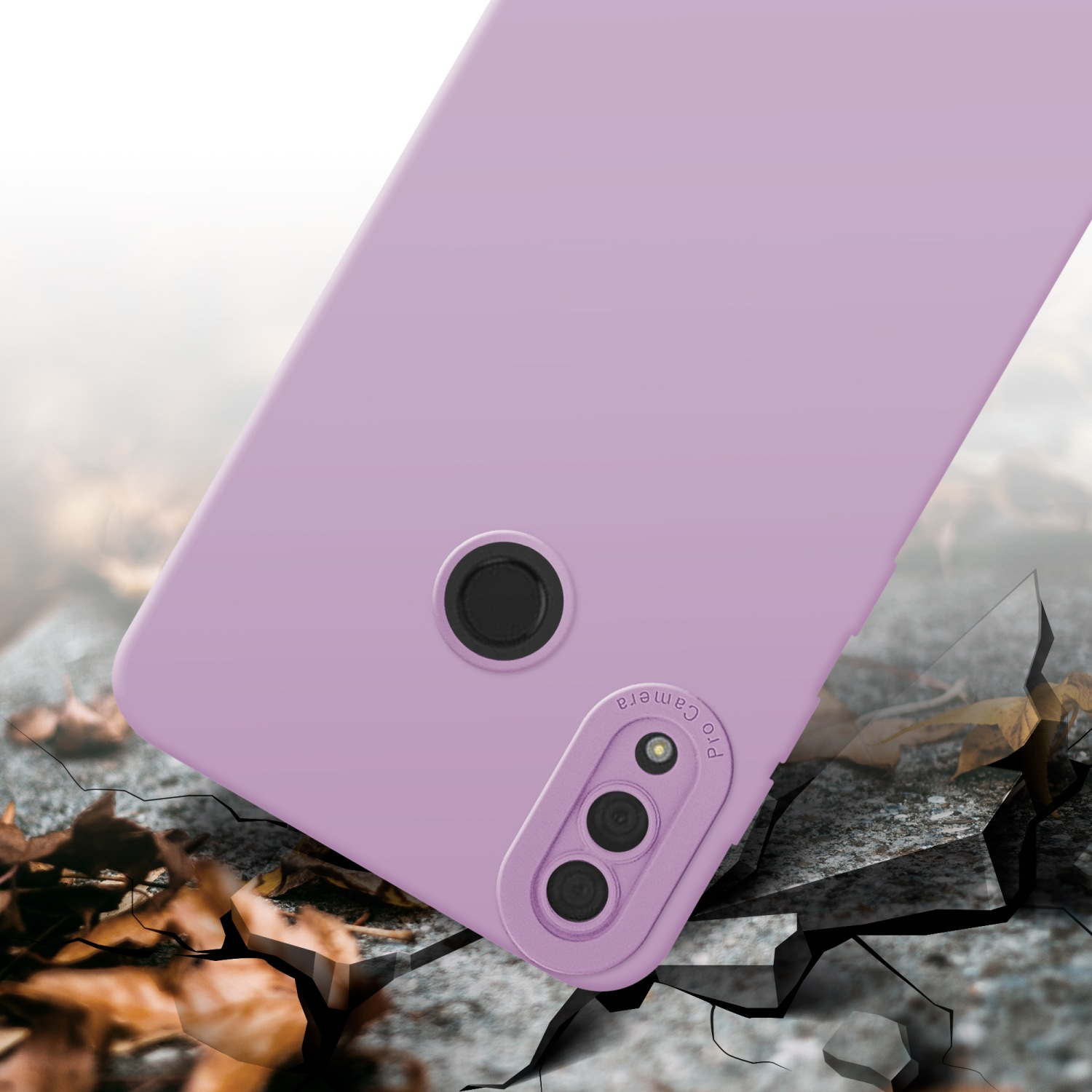 Una custodia per telefono viola chiaro con un rialzo per la fotocamera su una superficie incrinata con foglie.