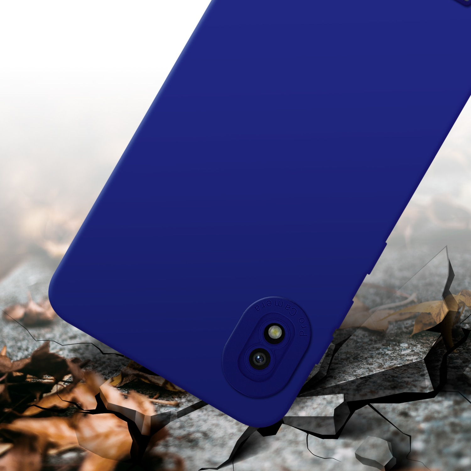 Una custodia blu su una superficie incrinata. La custodia ha 2 fotocamere.