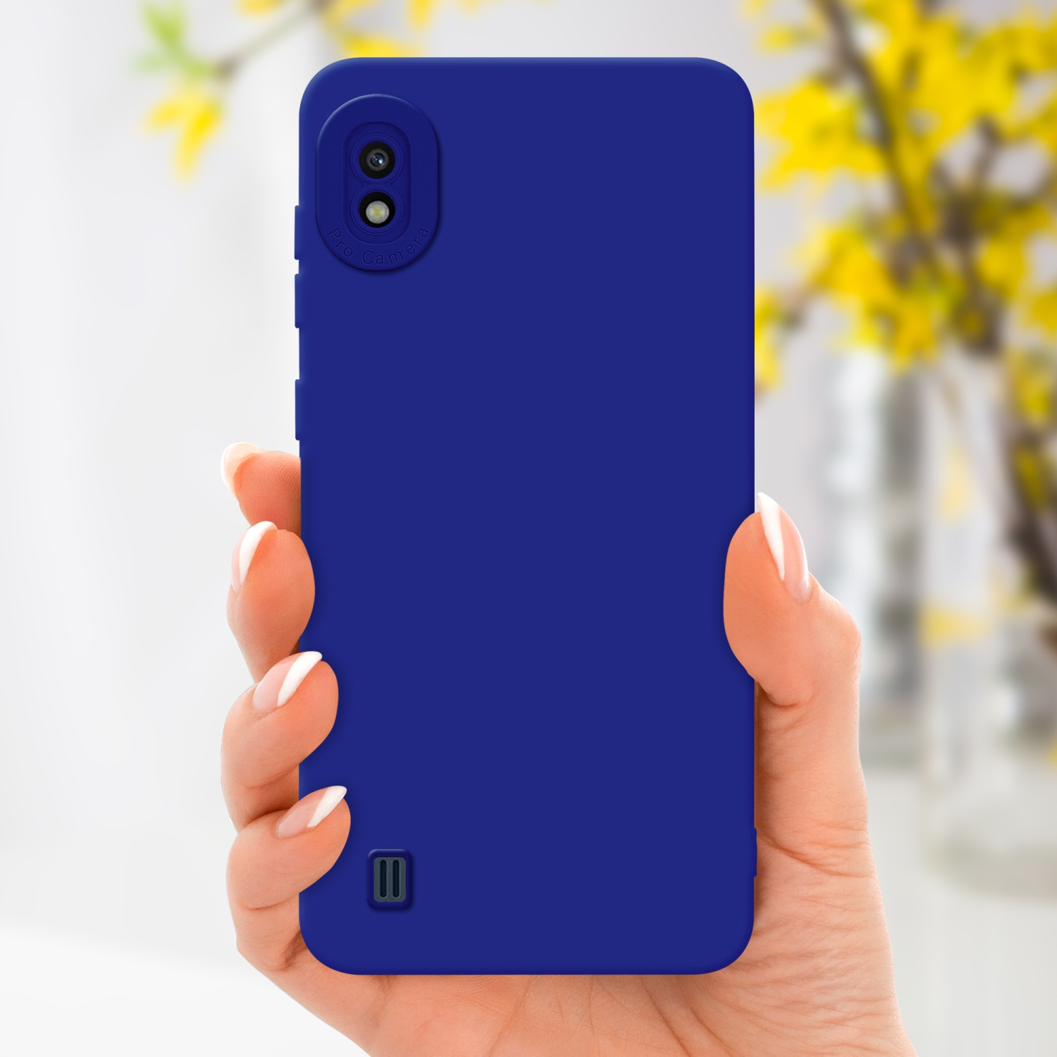 Mano che tiene una custodia blu con un design della fotocamera.