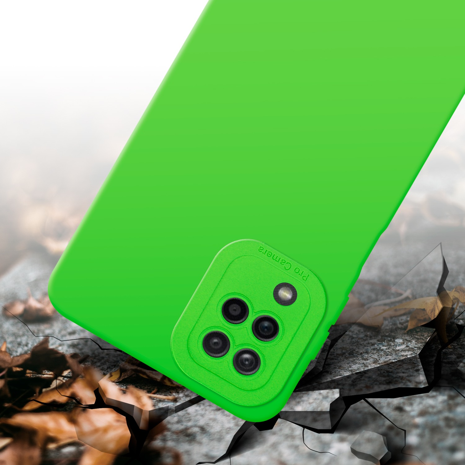 Una custodia per telefono verde su un terreno incrinato. La custodia ha una configurazione a quattro fotocamere ed è etichettata 'Pro Camera'.